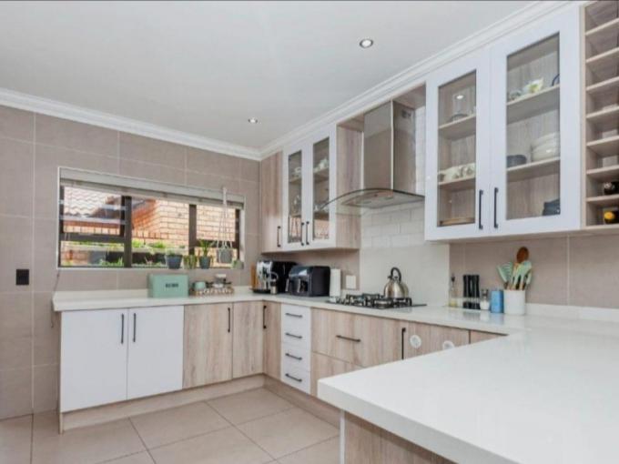 3 Bedroom Simplex for Sale For Sale in New Redruth - MR713374