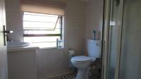 Main Bathroom - 5 square meters of property in Kengies