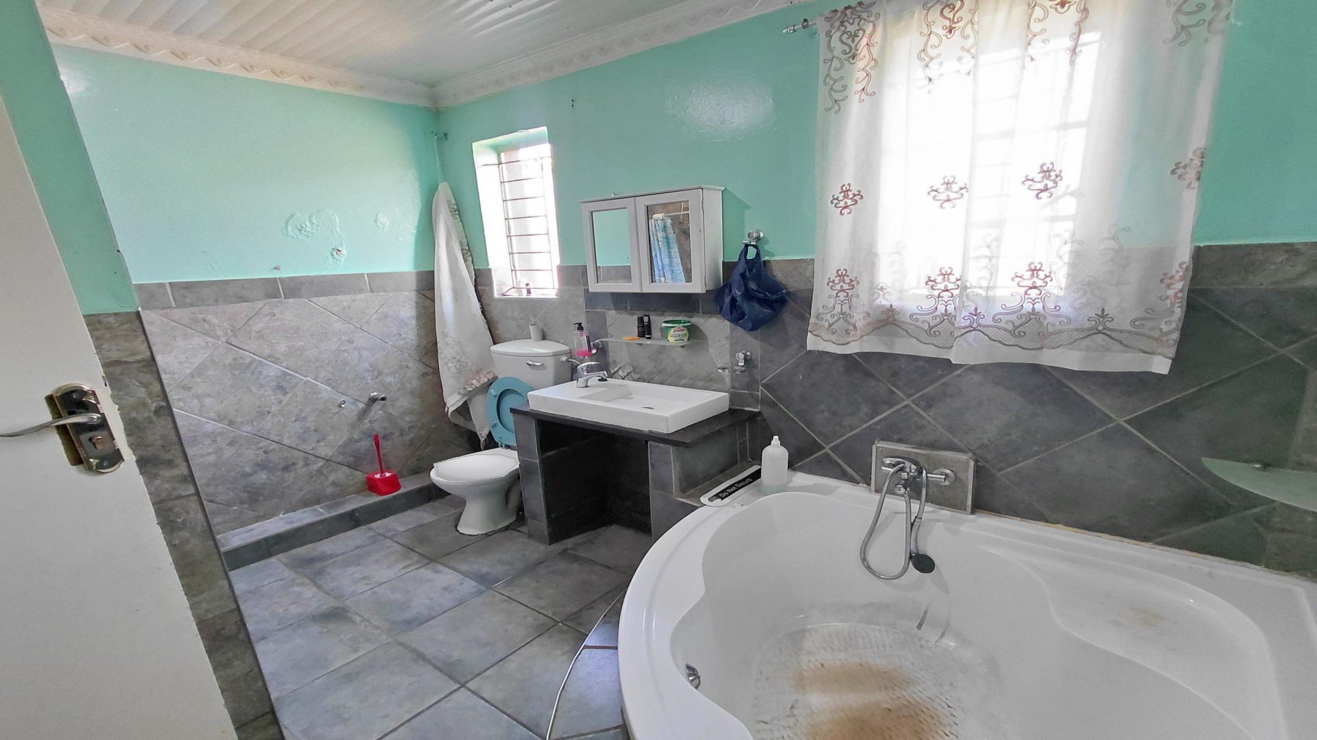 Bathroom 1 of property in Krugersdorp West