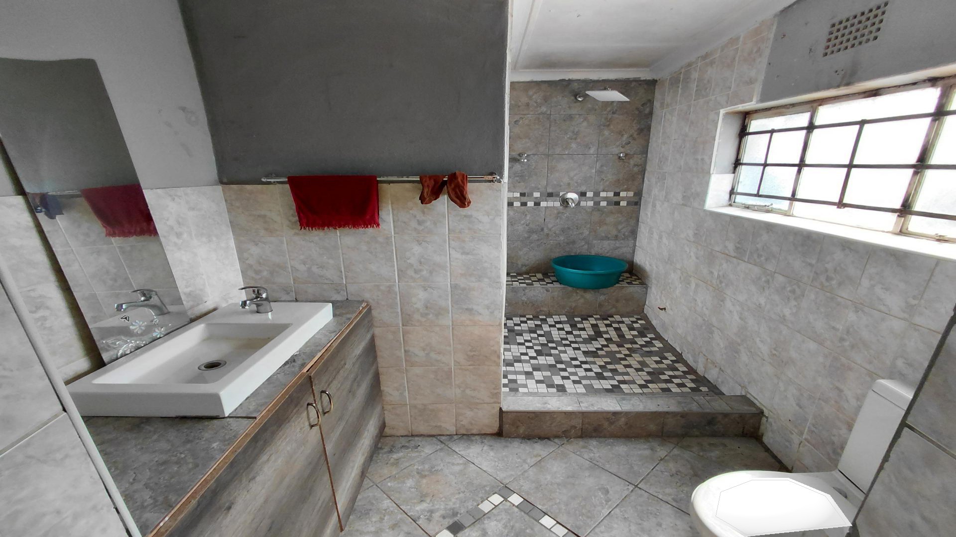 Bathroom 2 of property in Krugersdorp West