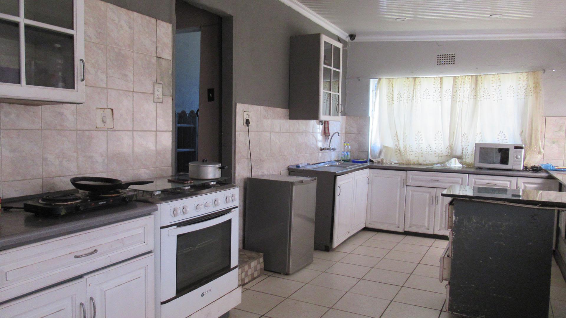 Kitchen - 22 square meters of property in Krugersdorp West