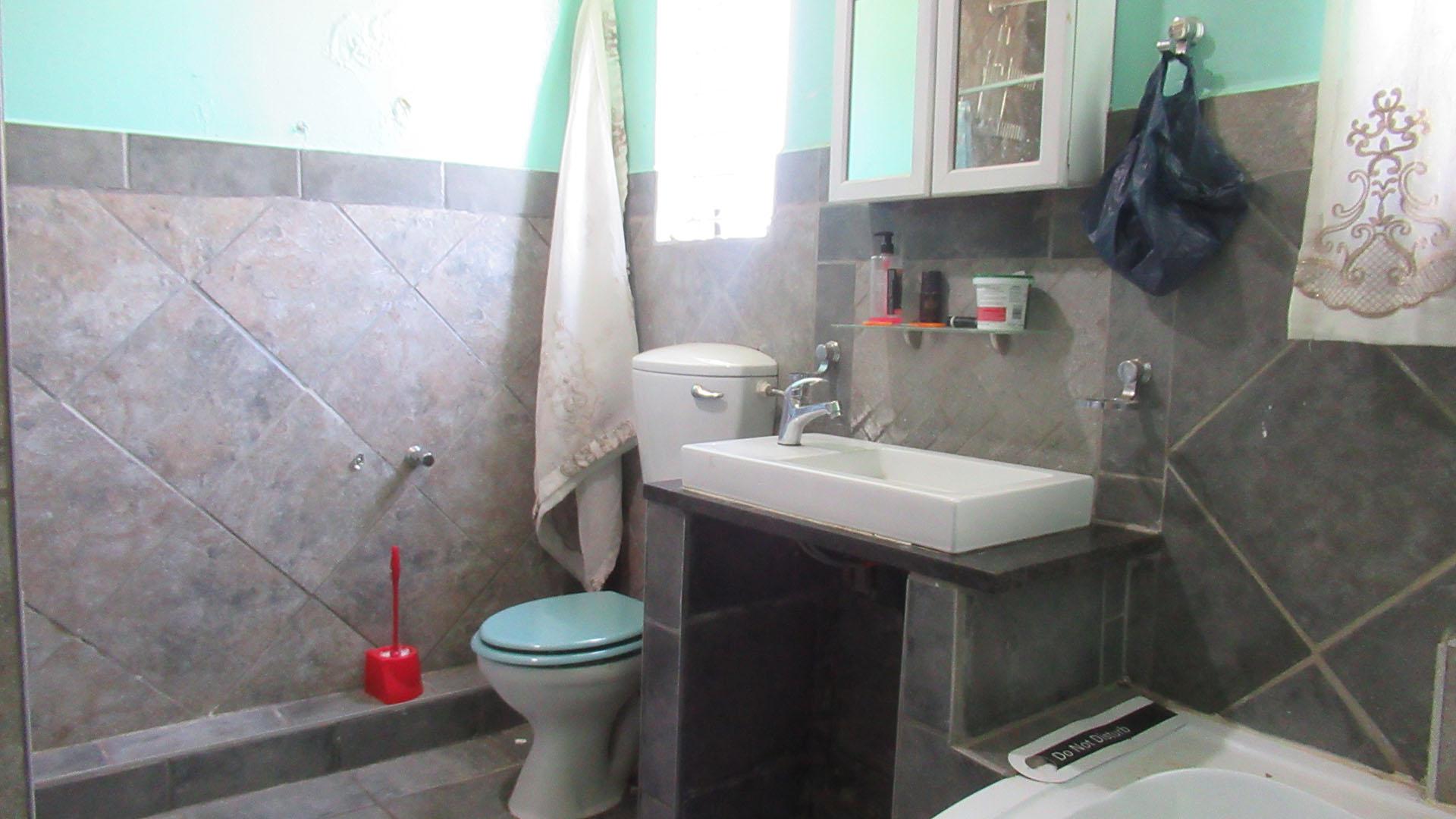 Bathroom 1 - 9 square meters of property in Krugersdorp West