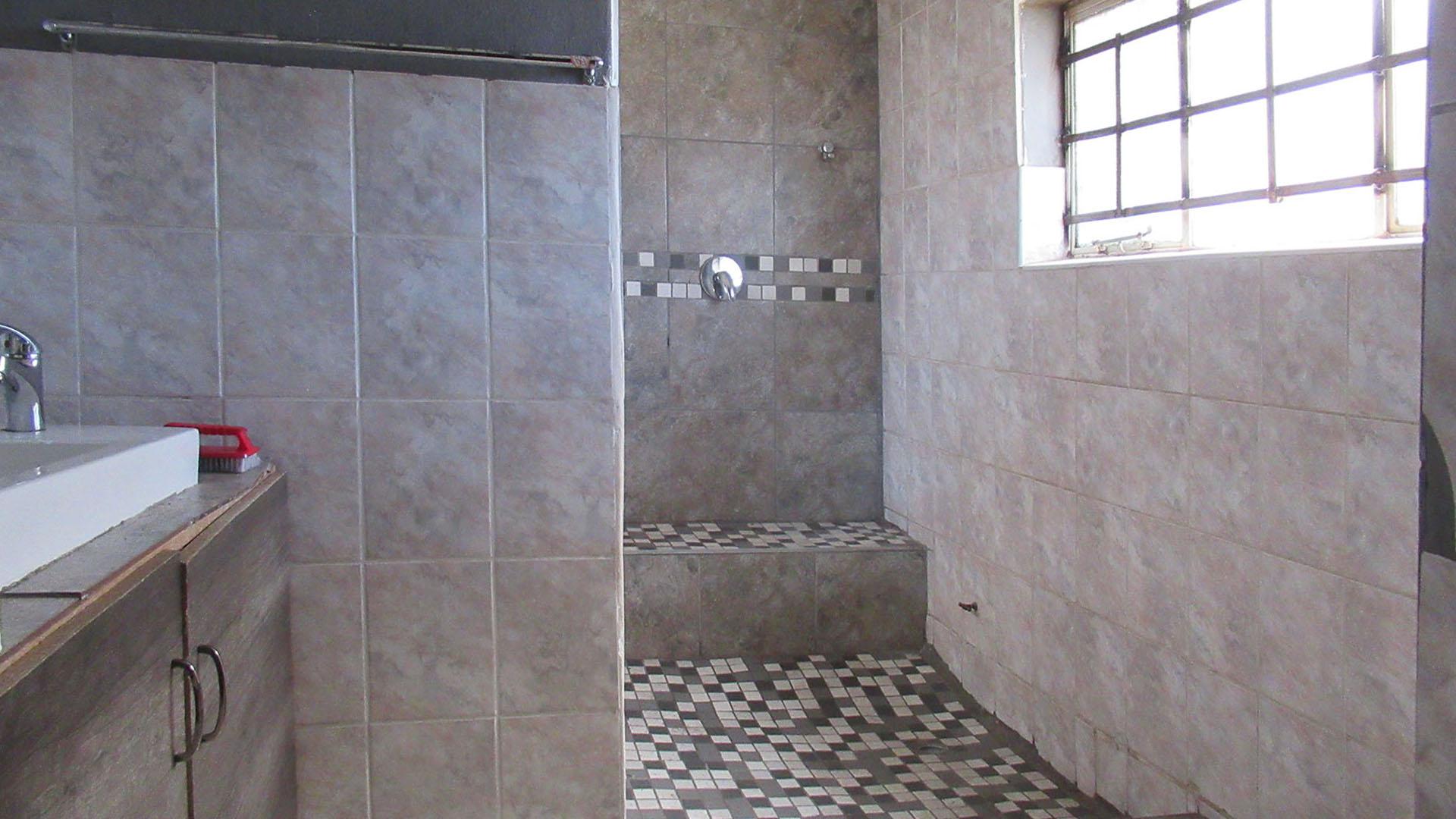 Main Bathroom - 8 square meters of property in Krugersdorp West
