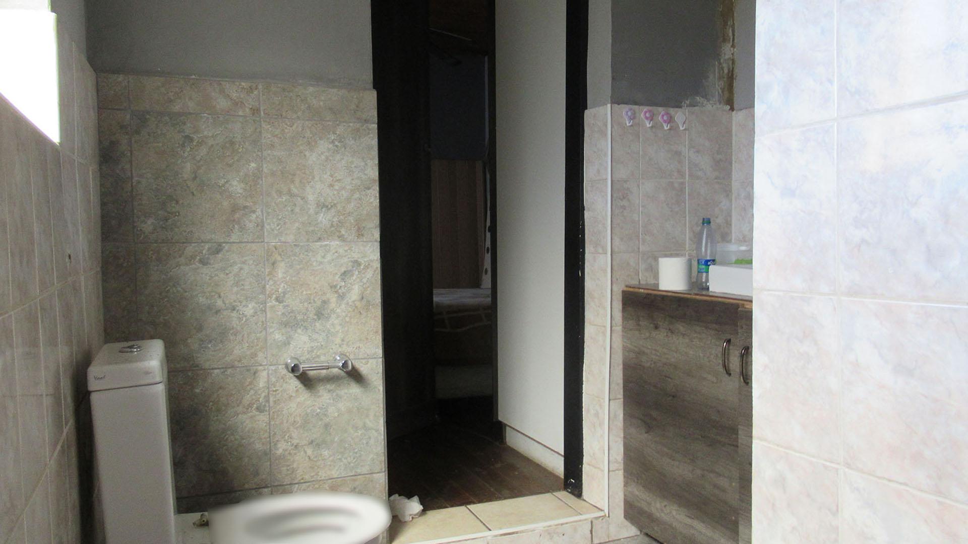 Main Bathroom - 8 square meters of property in Krugersdorp West