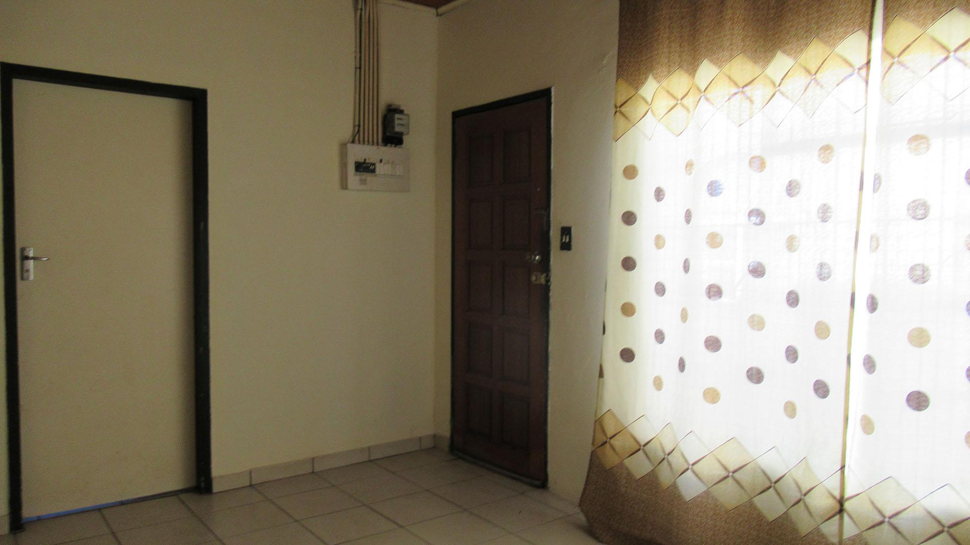 Lounges - 16 square meters of property in Krugersdorp West