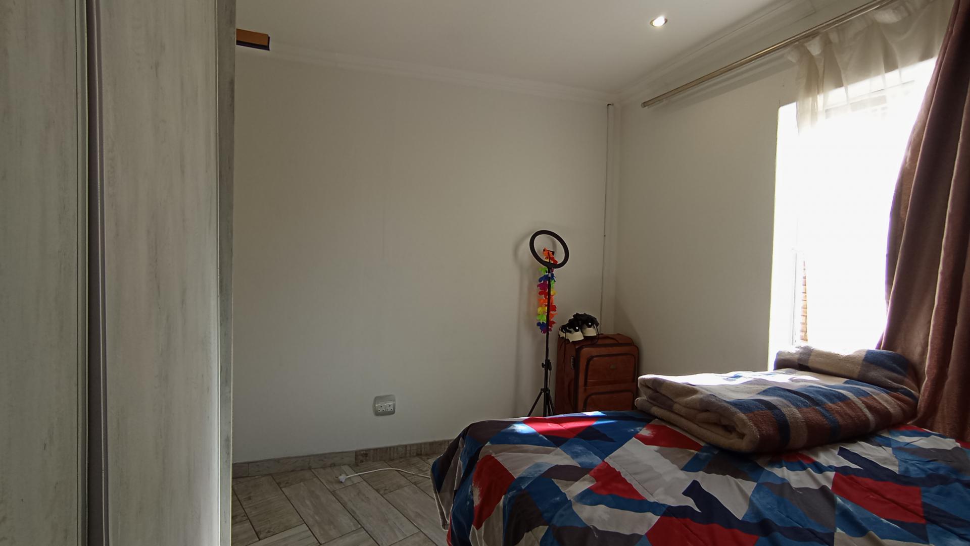 Main Bedroom - 13 square meters of property in Kosmosdal