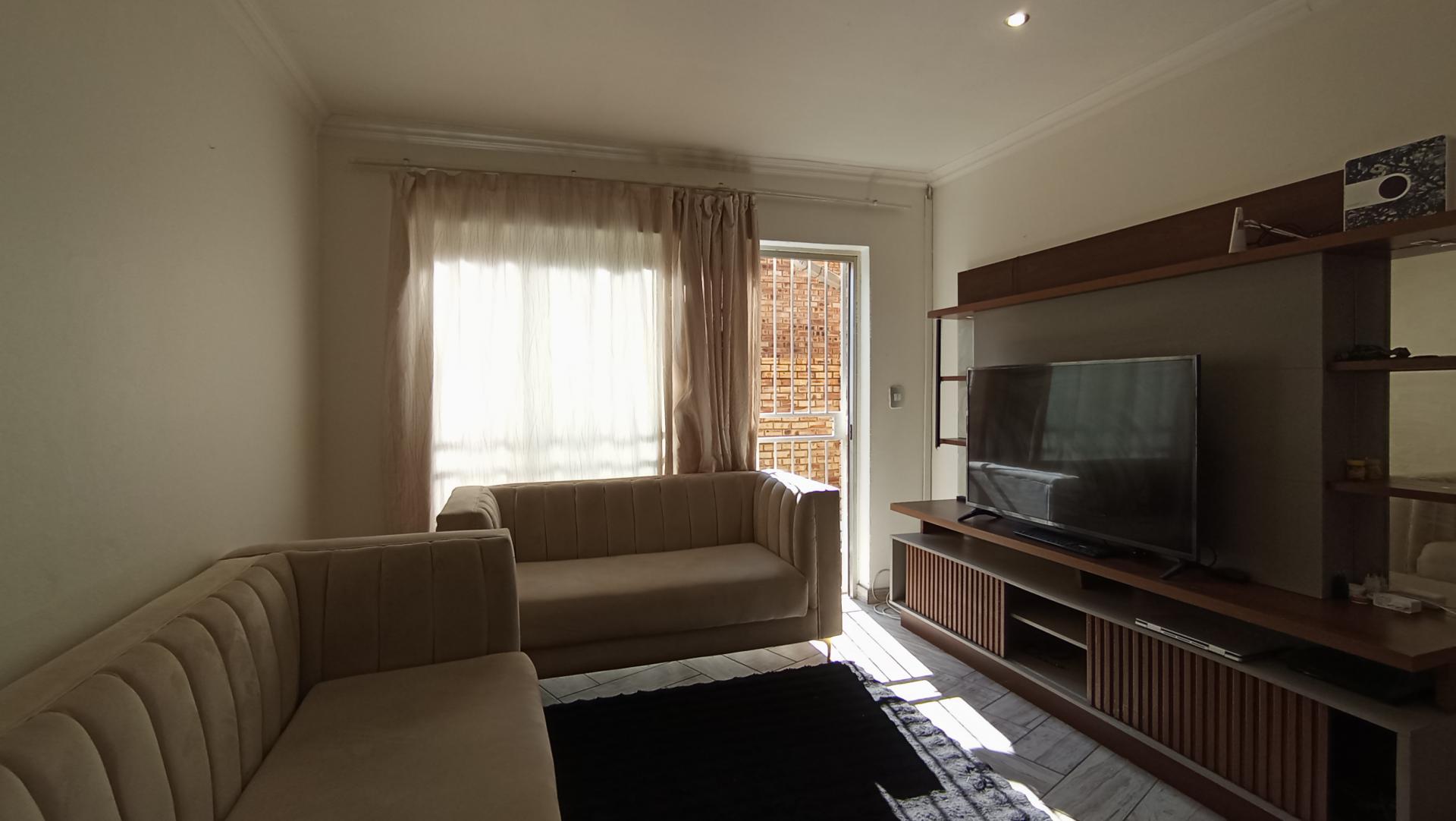 Lounges - 16 square meters of property in Kosmosdal