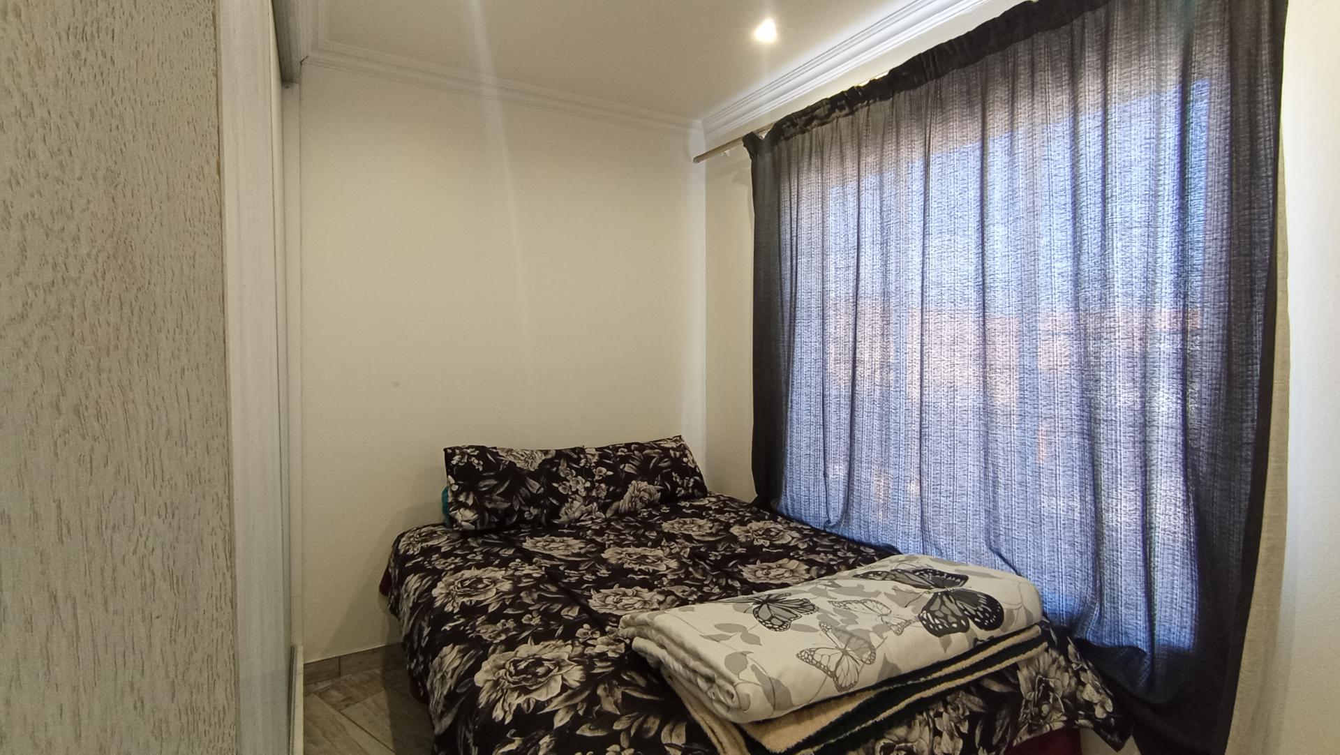 Bed Room 1 - 10 square meters of property in Kosmosdal
