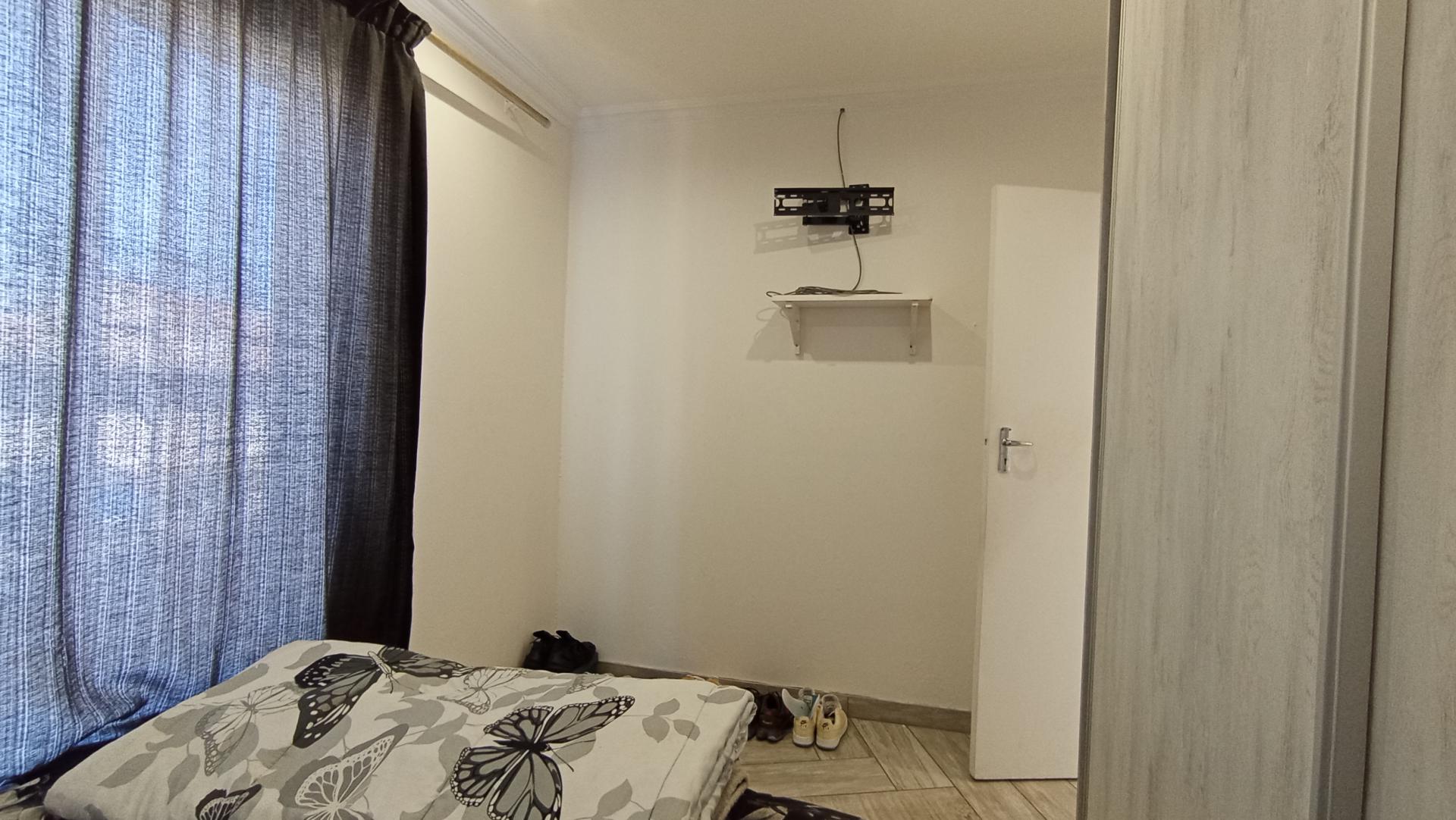 Bed Room 1 - 10 square meters of property in Kosmosdal