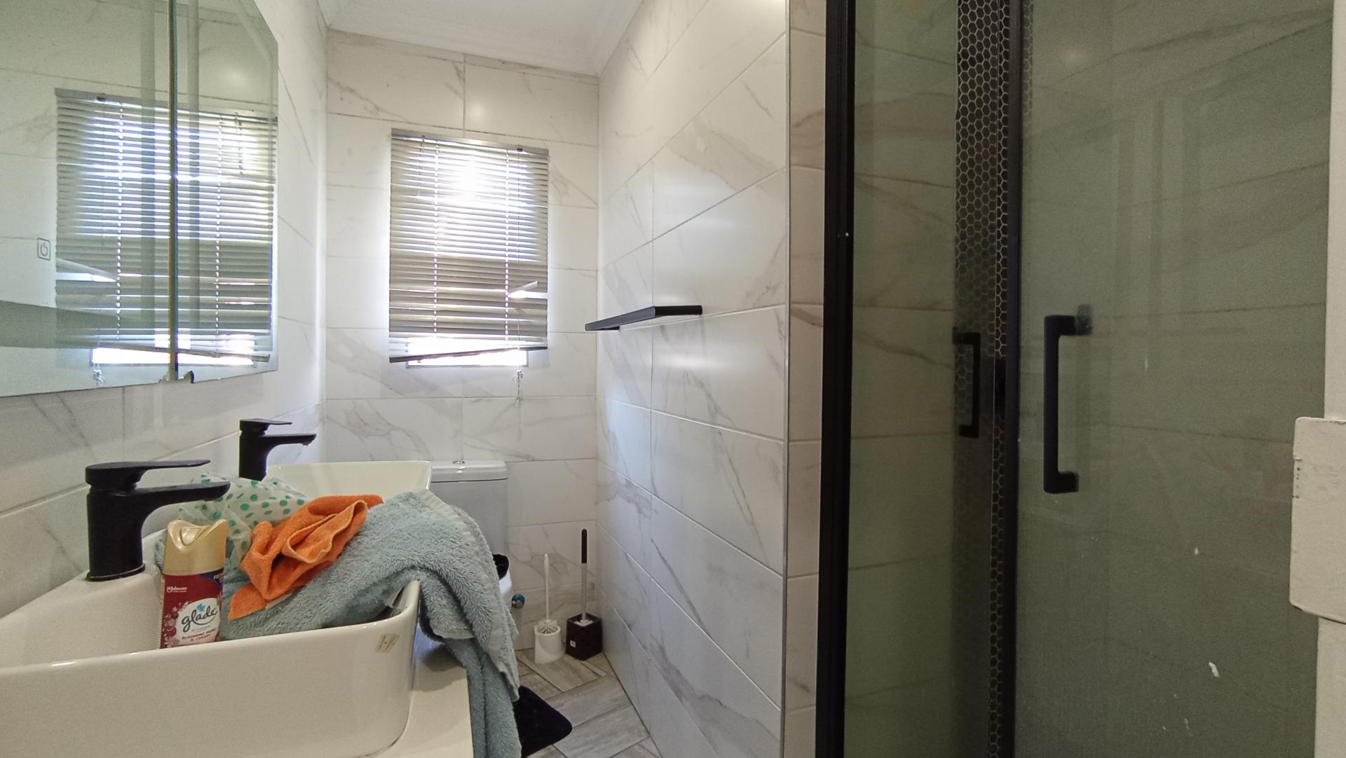 Main Bathroom - 4 square meters of property in Kosmosdal