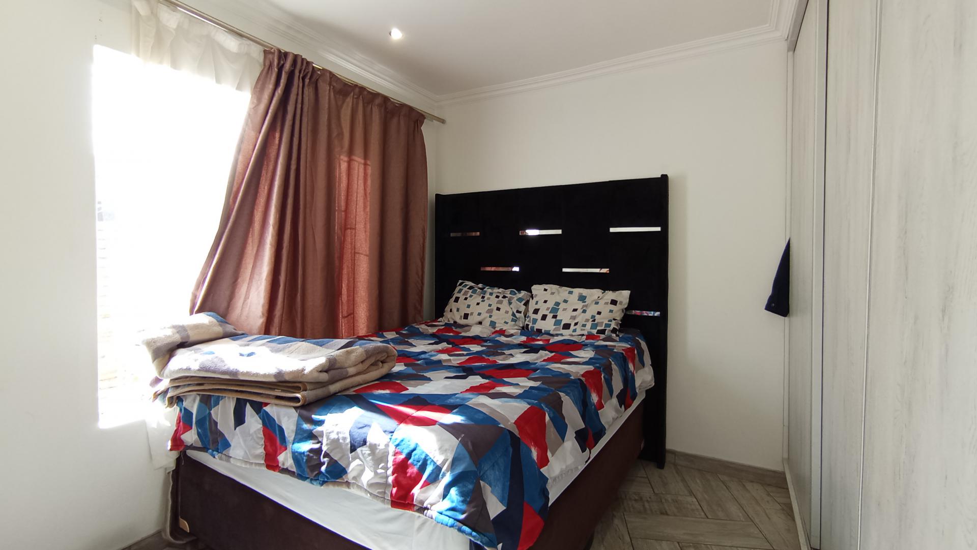 Main Bedroom - 13 square meters of property in Kosmosdal