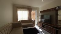 Lounges - 16 square meters of property in Kosmosdal