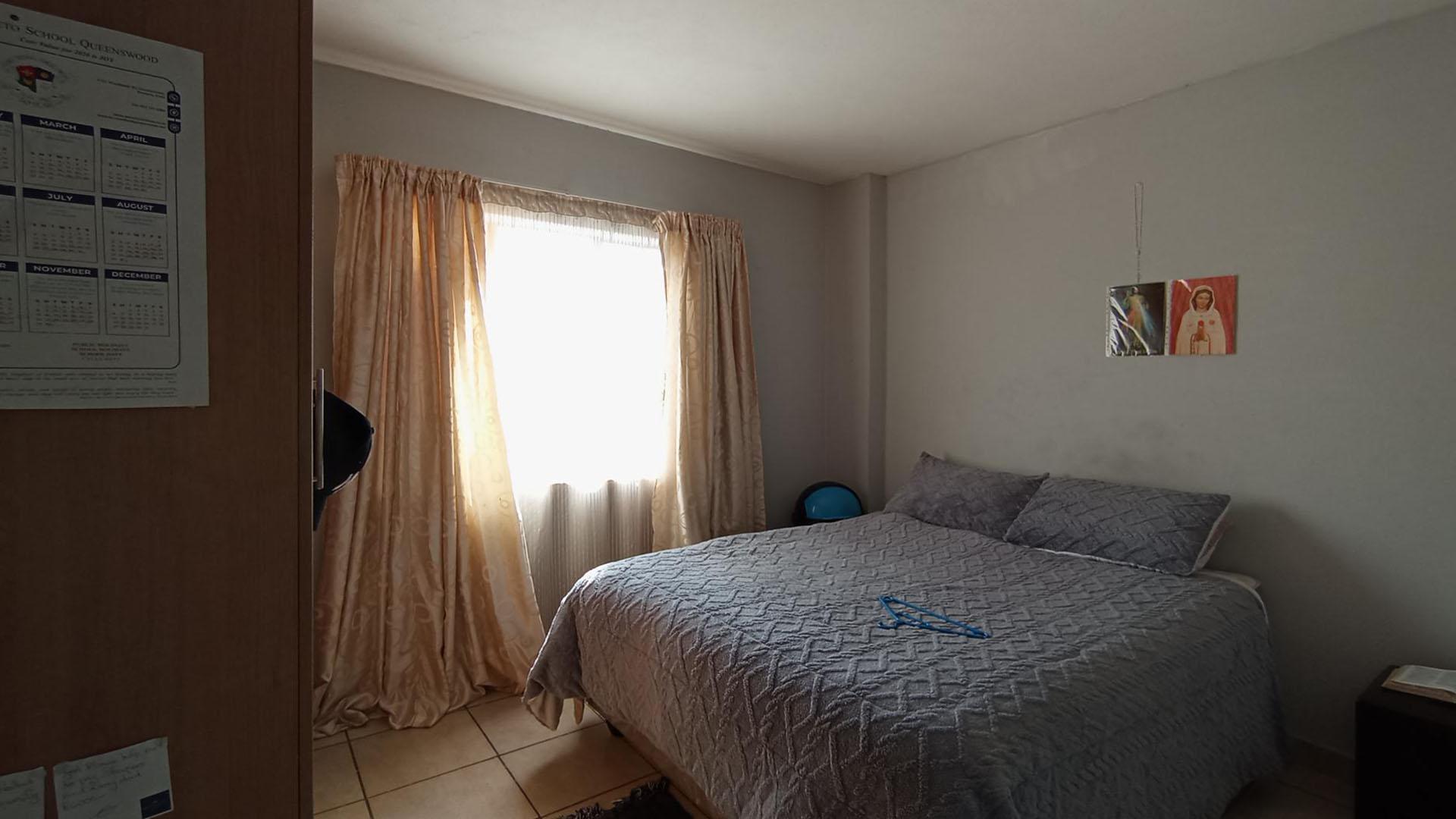 Main Bedroom - 14 square meters of property in Annlin West