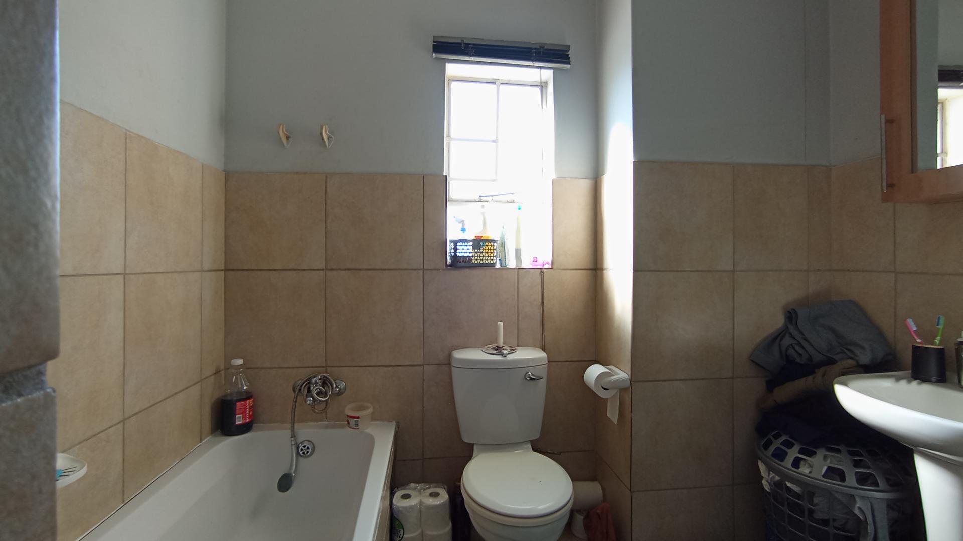 Main Bathroom - 6 square meters of property in Annlin West
