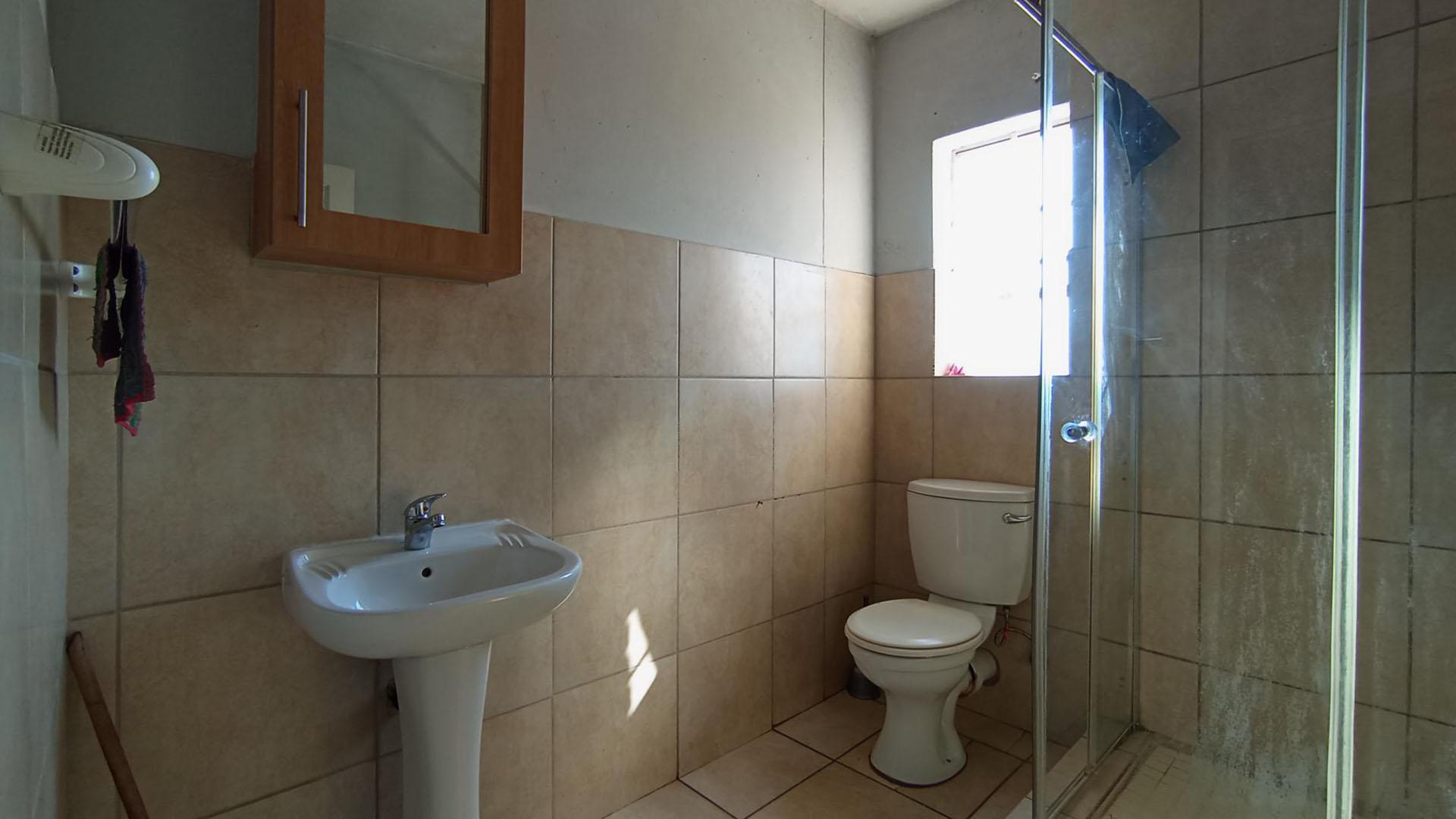 Bathroom 1 - 5 square meters of property in Annlin West