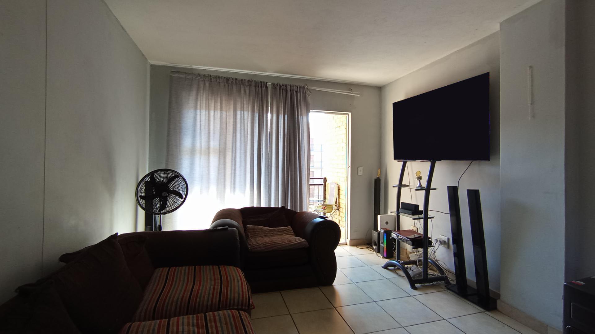 Lounges - 18 square meters of property in Annlin West