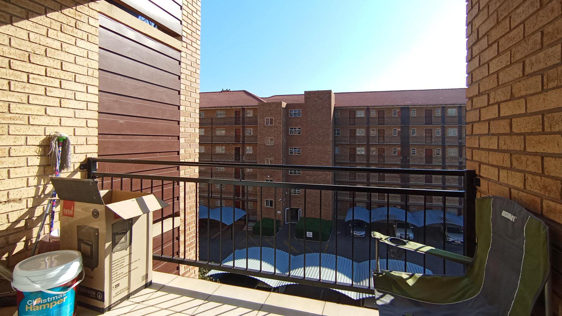 Balcony - 6 square meters of property in Annlin West