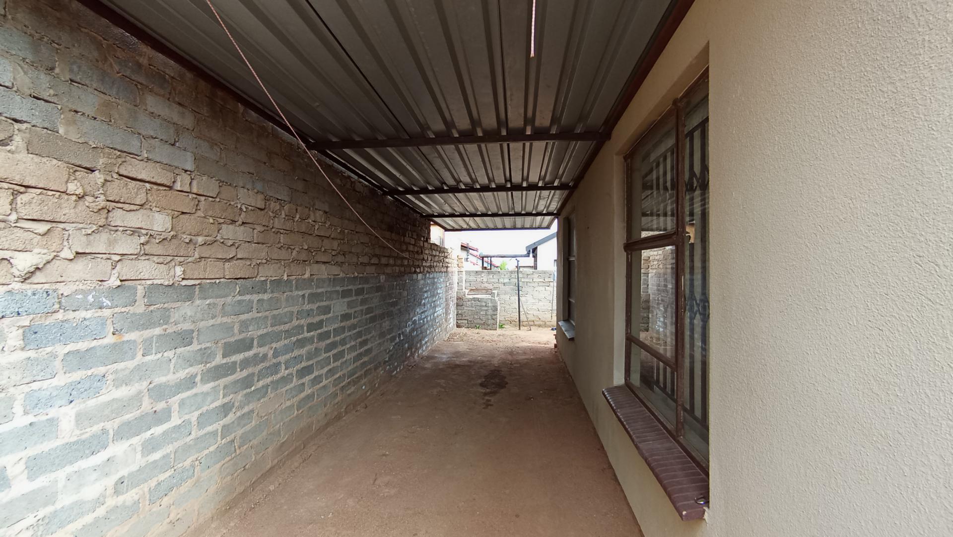 Carport  - 35 square meters of property in Soshanguve East