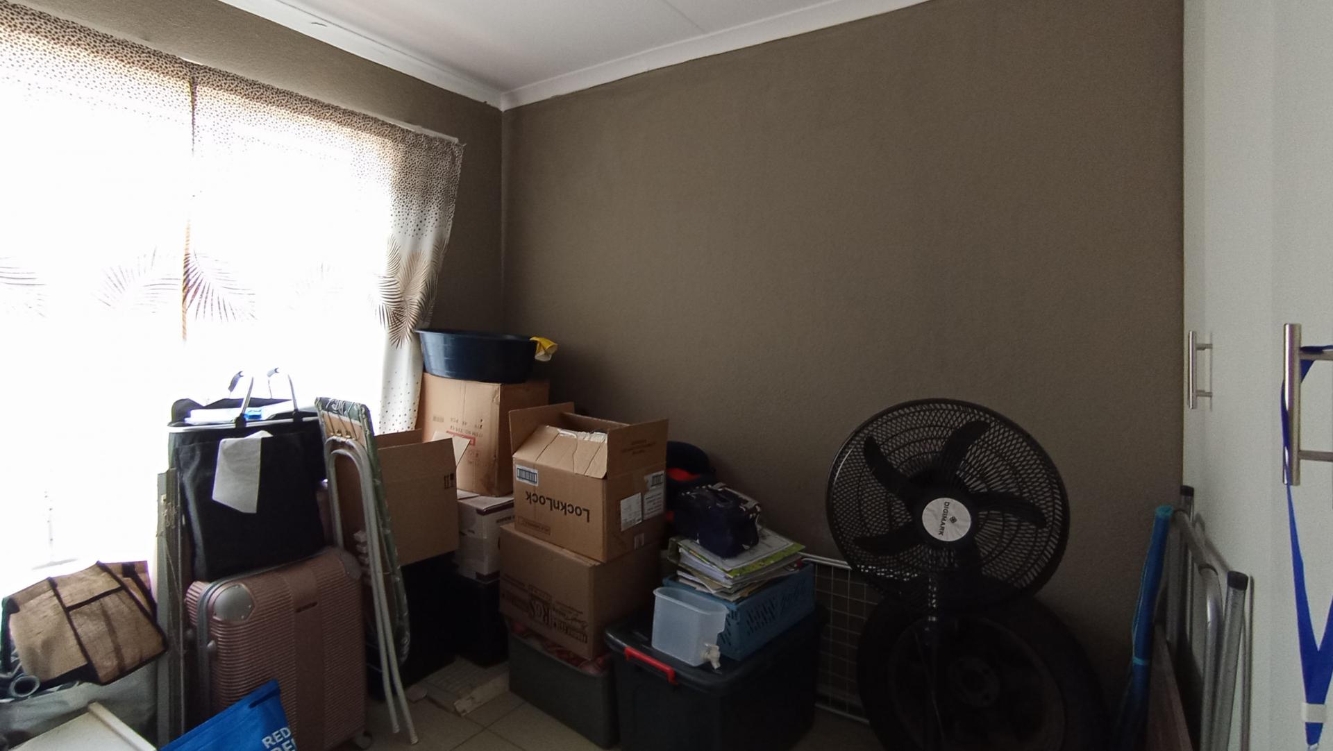 Bed Room 2 - 10 square meters of property in Soshanguve East