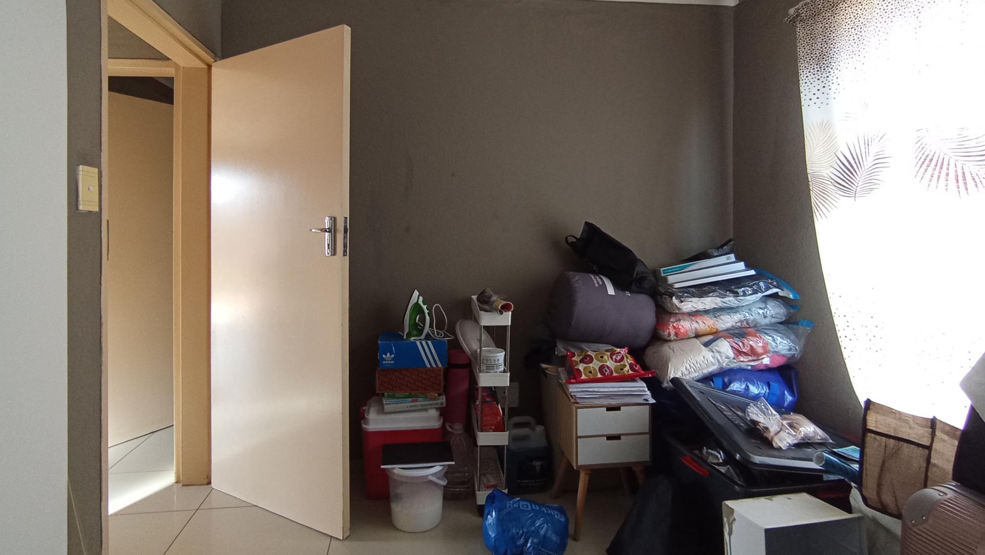 Bed Room 2 - 10 square meters of property in Soshanguve East