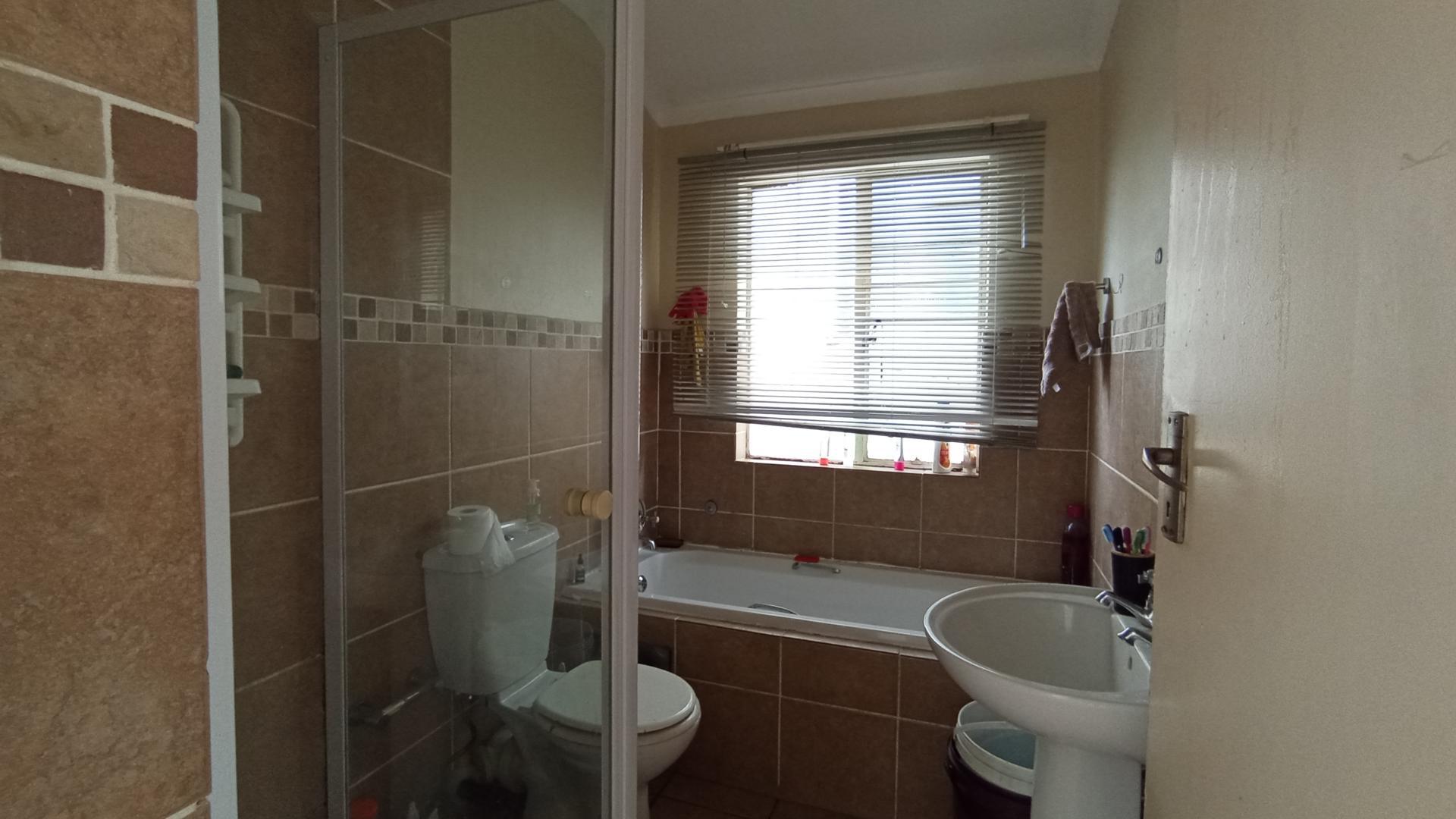 Bathroom 1 - 5 square meters of property in Montana Tuine