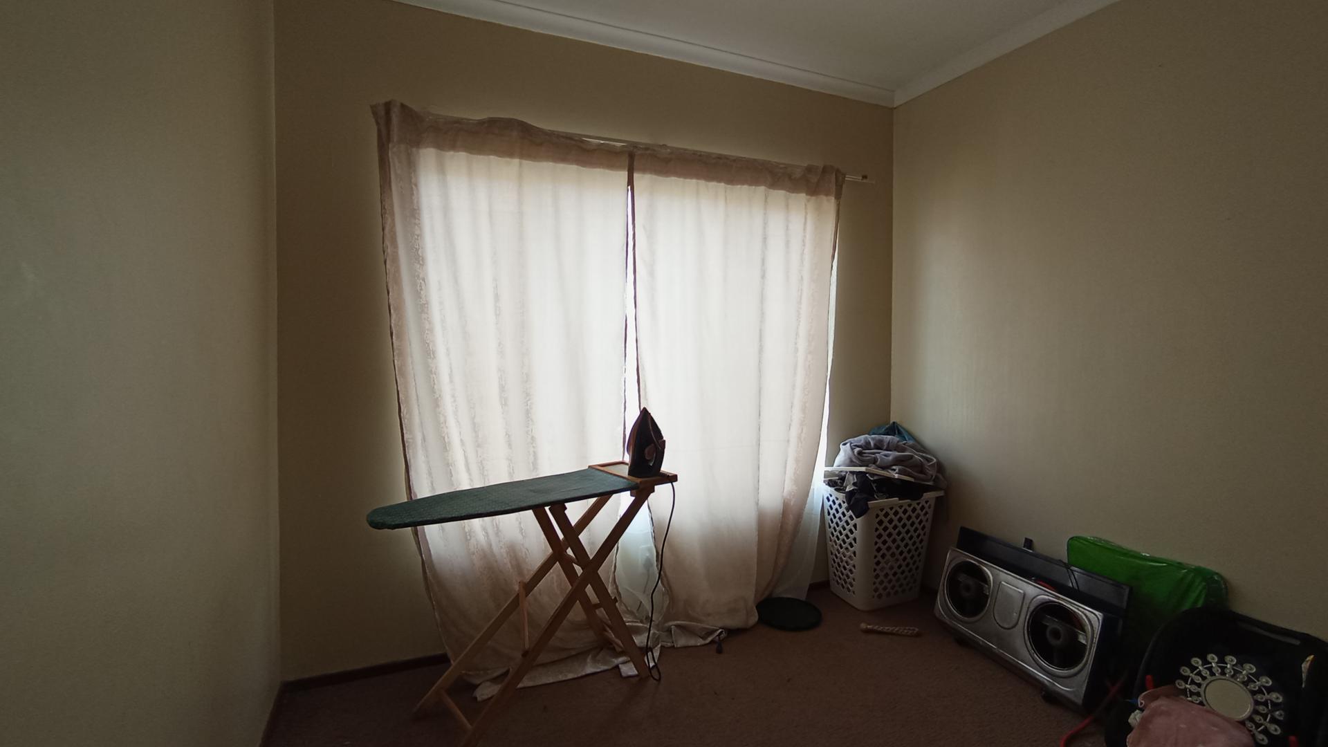 Bed Room 1 - 13 square meters of property in Montana Tuine
