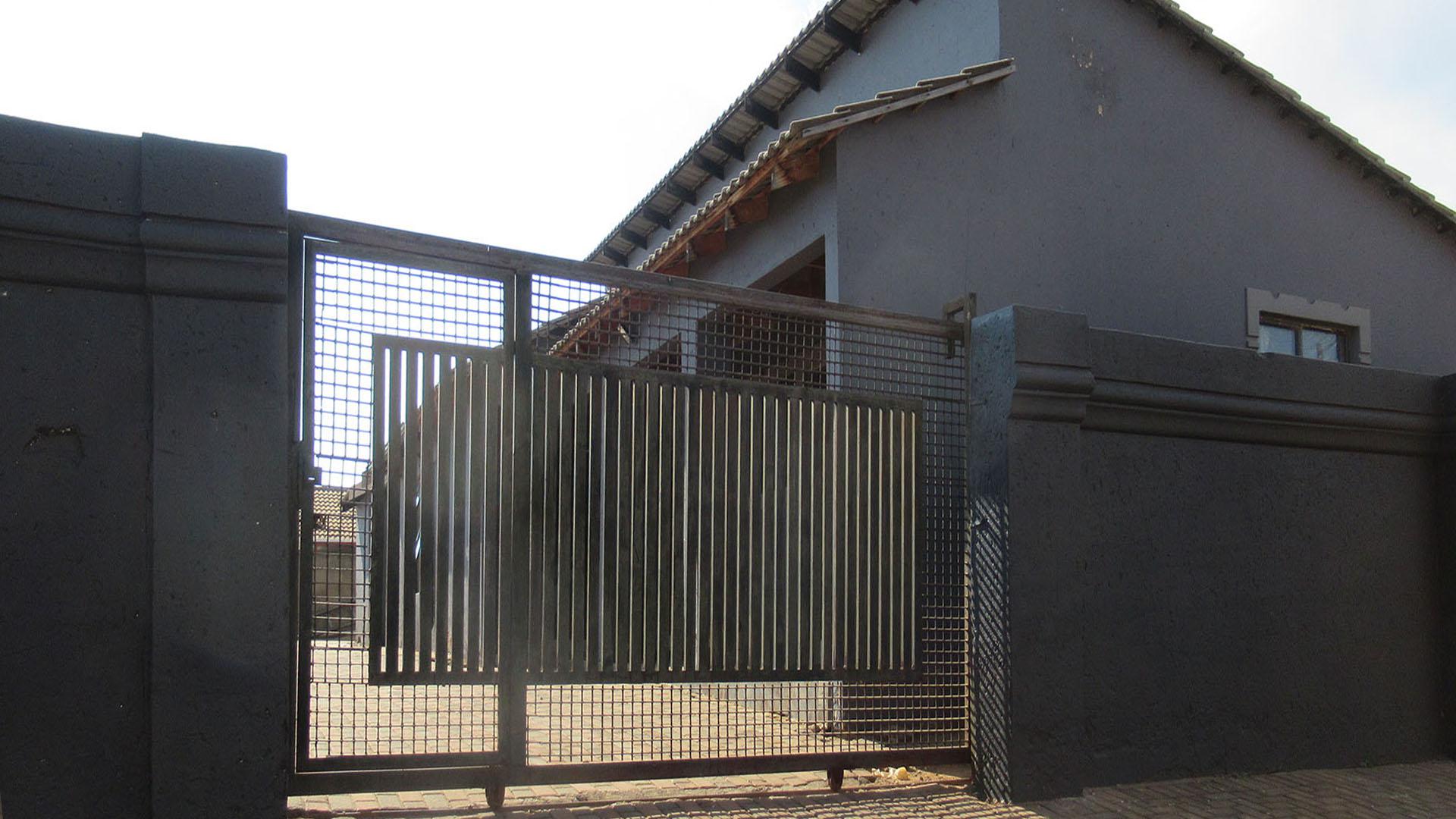 Front View of property in Protea Glen