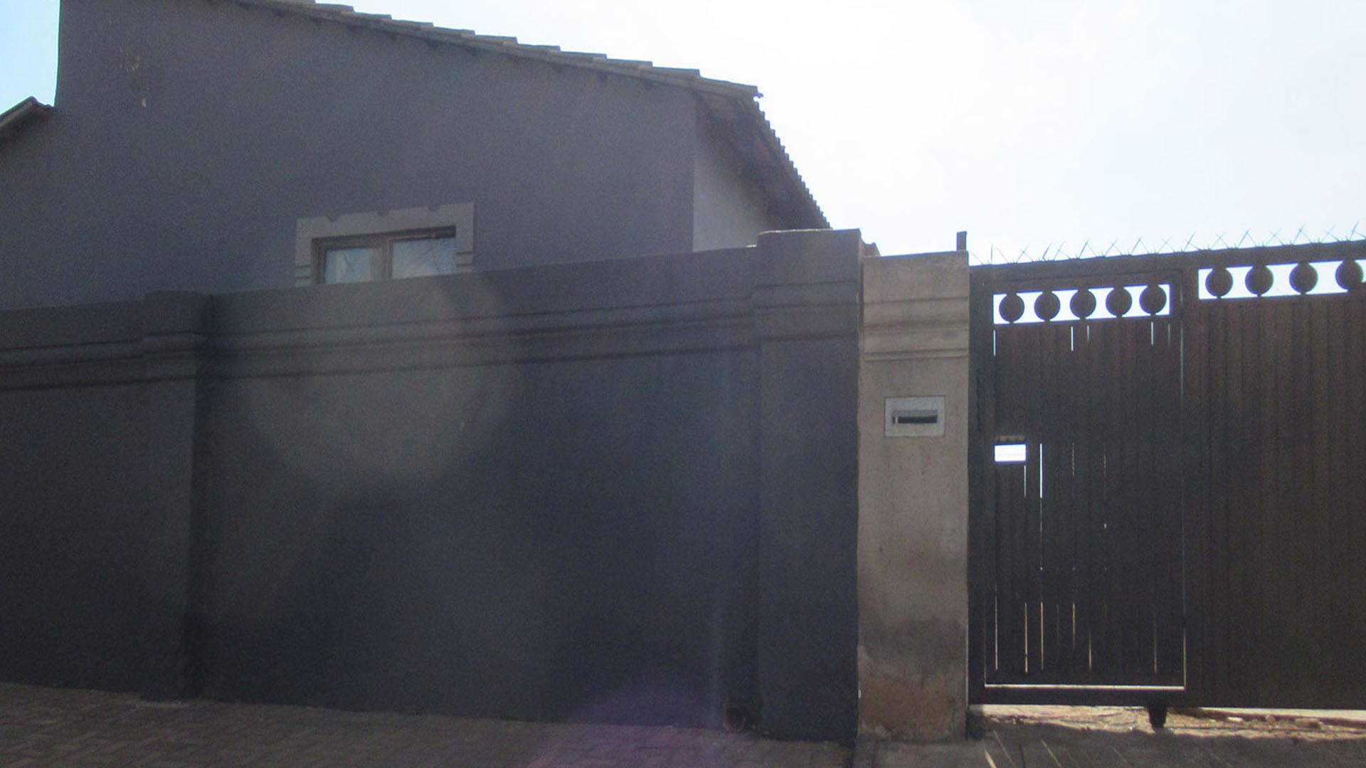 Front View of property in Protea Glen
