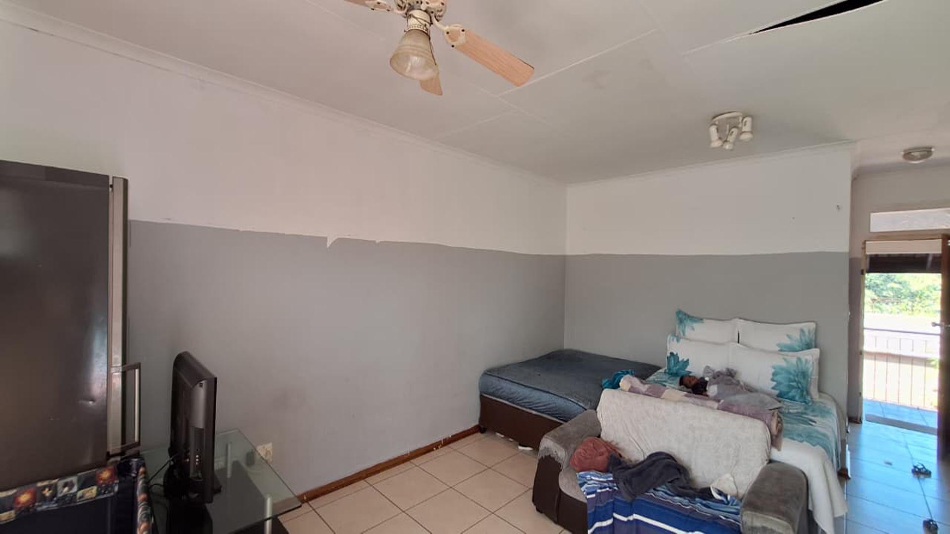 Lounges - 26 square meters of property in Windsor