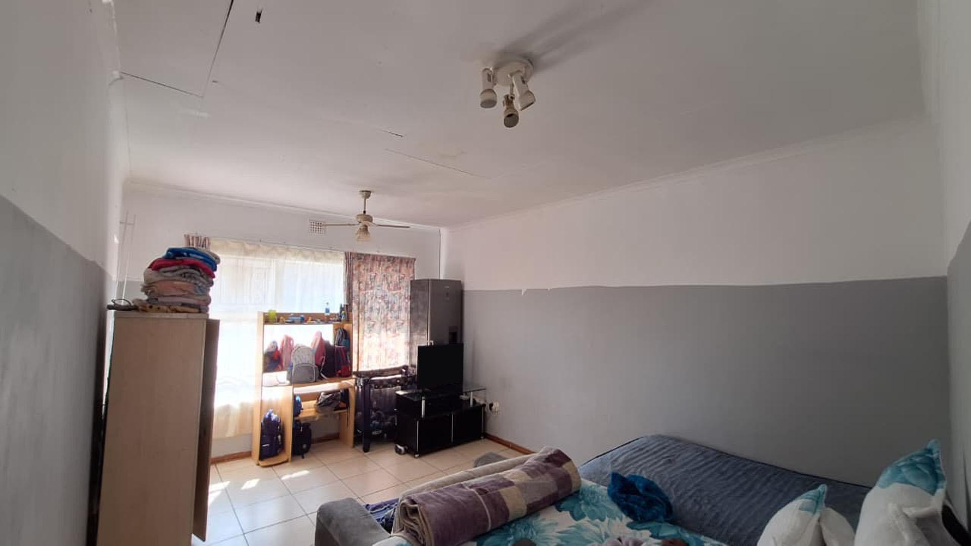 Lounges - 26 square meters of property in Windsor