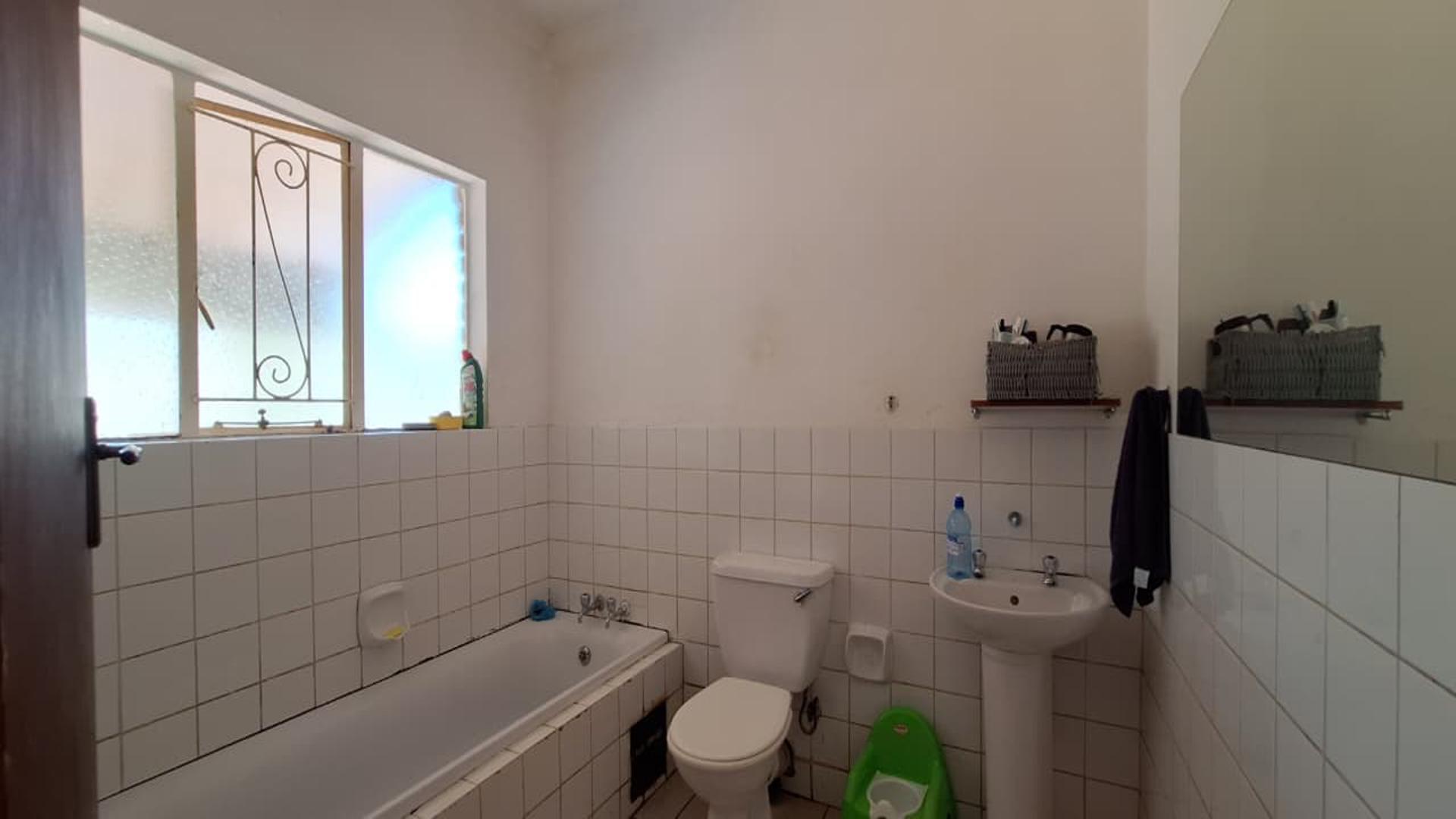 Bathroom 1 - 6 square meters of property in Windsor