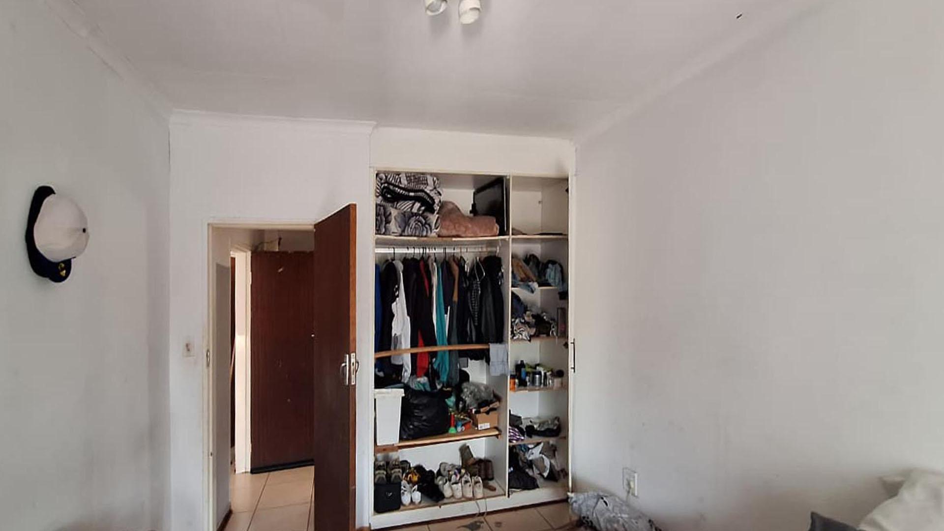 Bed Room 1 - 14 square meters of property in Windsor