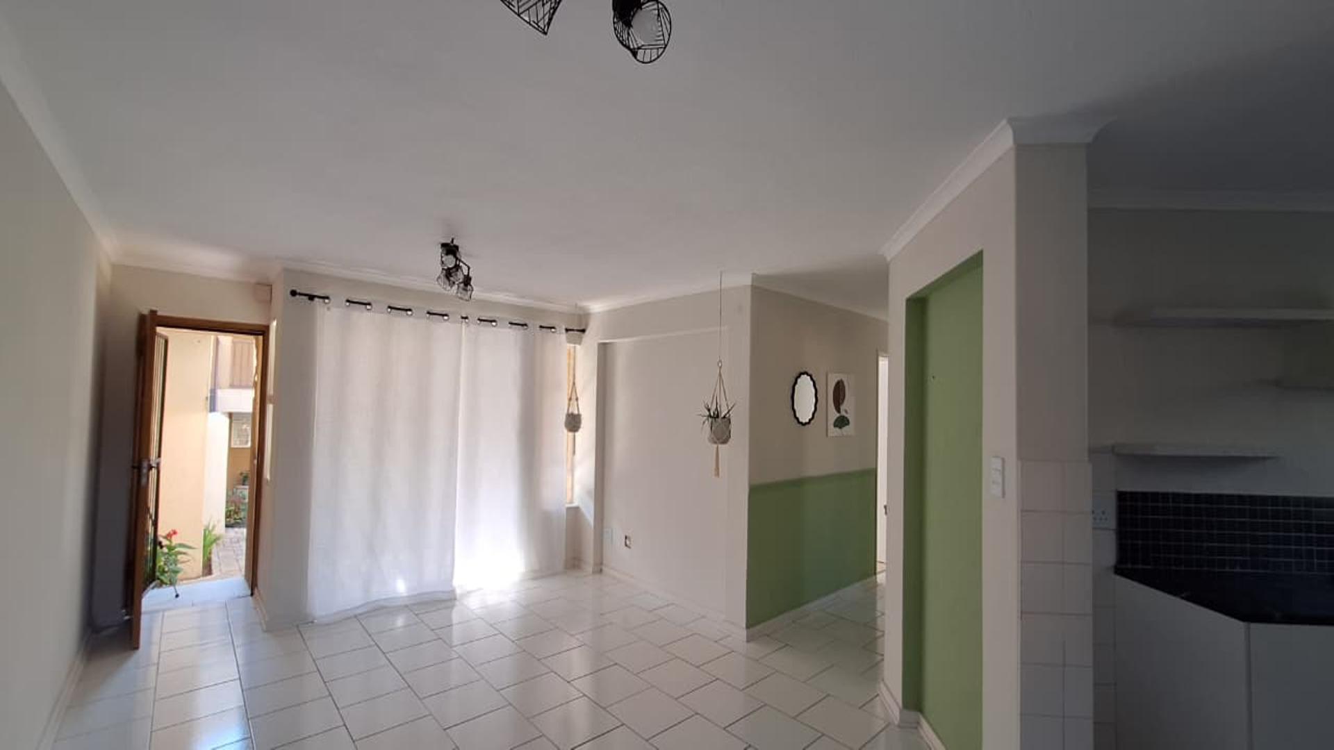 Lounges - 27 square meters of property in Little Falls
