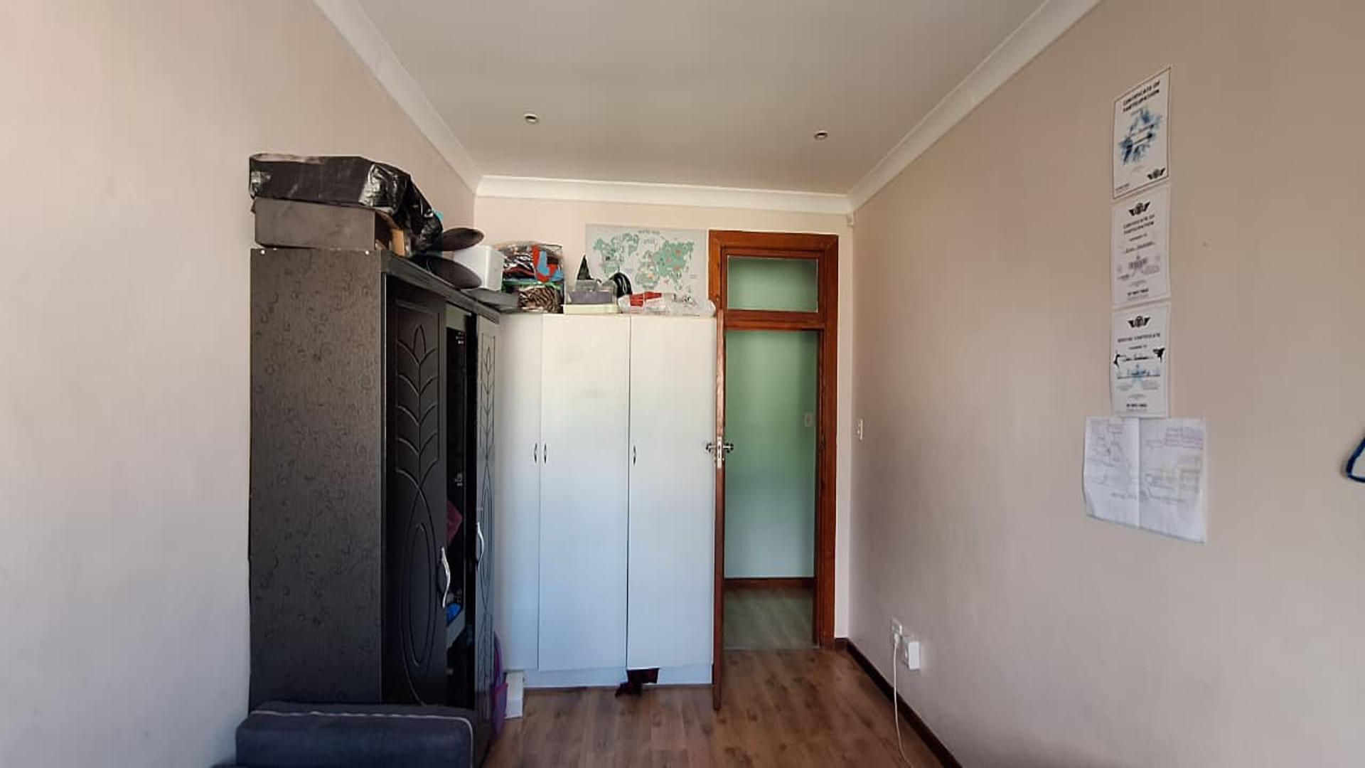 Bed Room 2 - 15 square meters of property in Sydenham - JHB