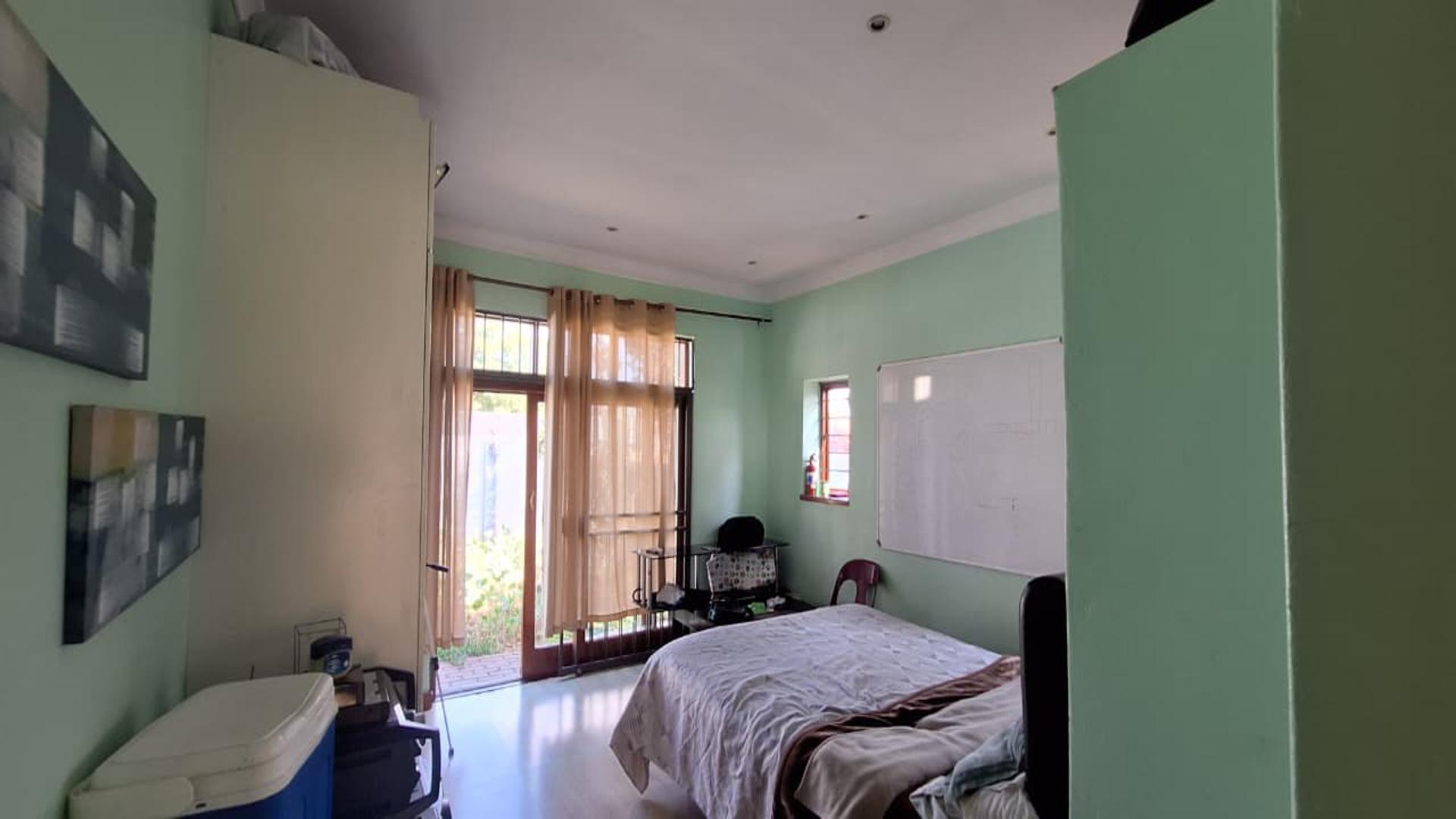 Bed Room 1 - 19 square meters of property in Sydenham - JHB