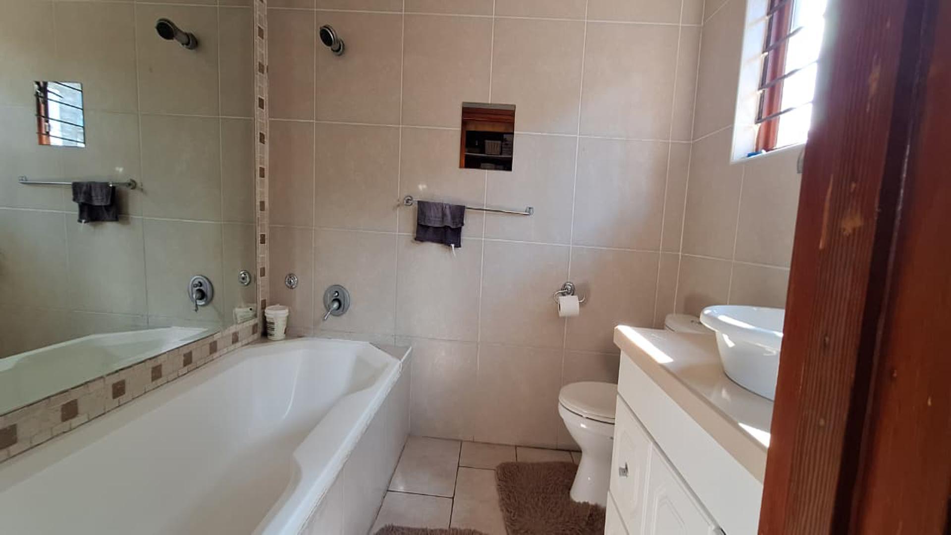 Main Bathroom - 6 square meters of property in Sydenham - JHB