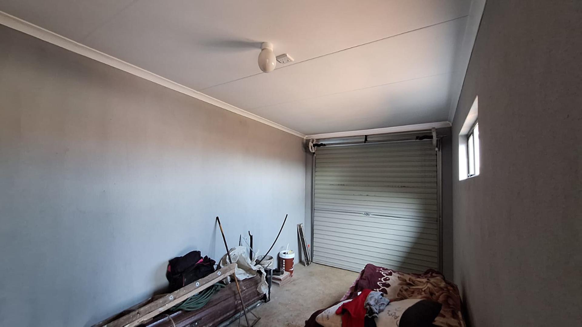 Garage - 18 square meters of property in Riversdale