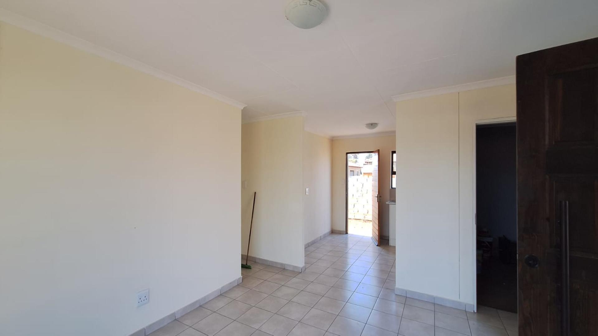 Lounges - 17 square meters of property in Riversdale