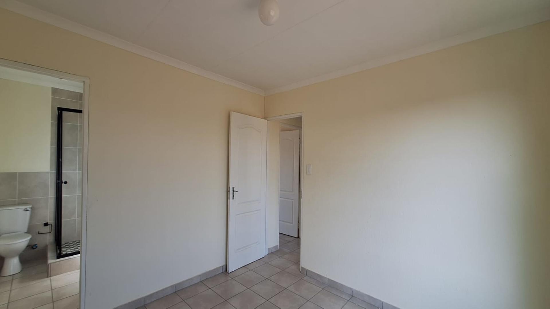 Main Bedroom - 12 square meters of property in Riversdale