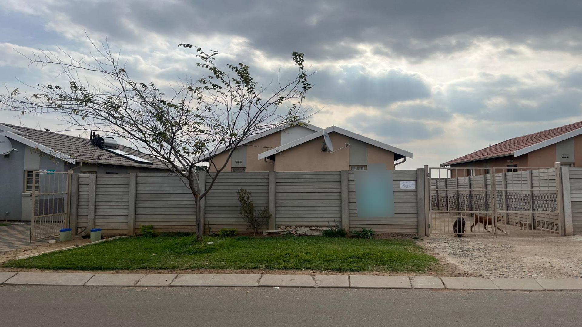 Front View of property in Palm Ridge