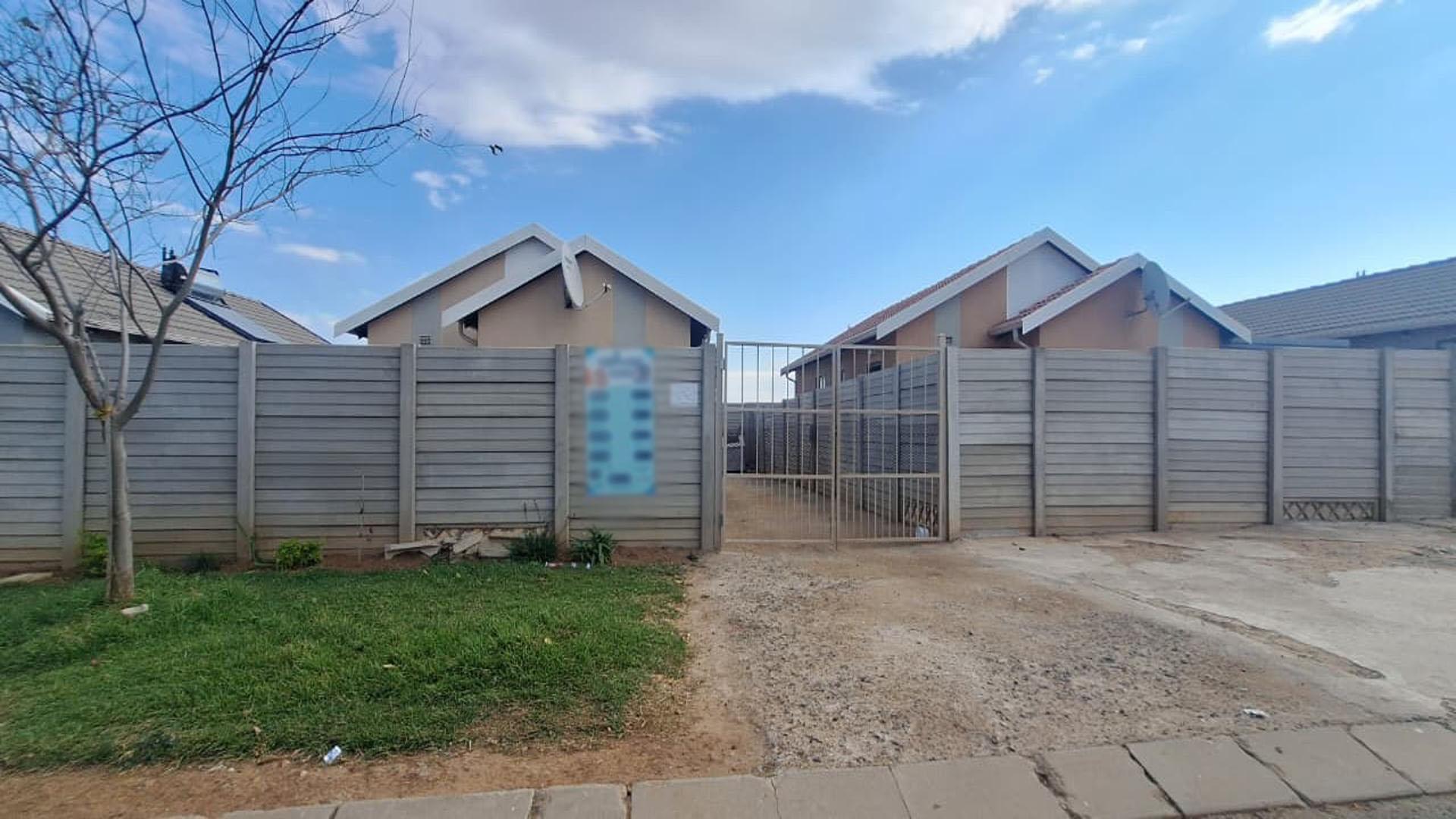 Front View of property in Palm Ridge