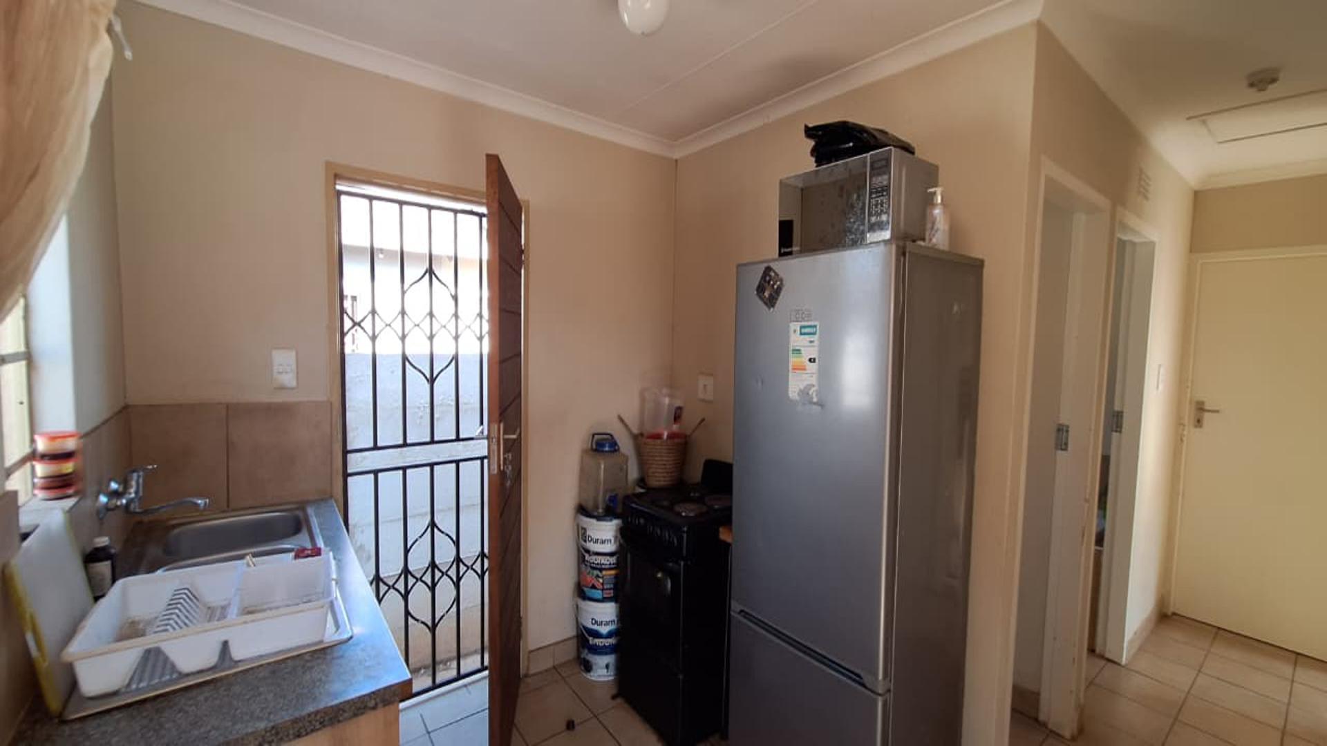 Kitchen of property in Palm Ridge