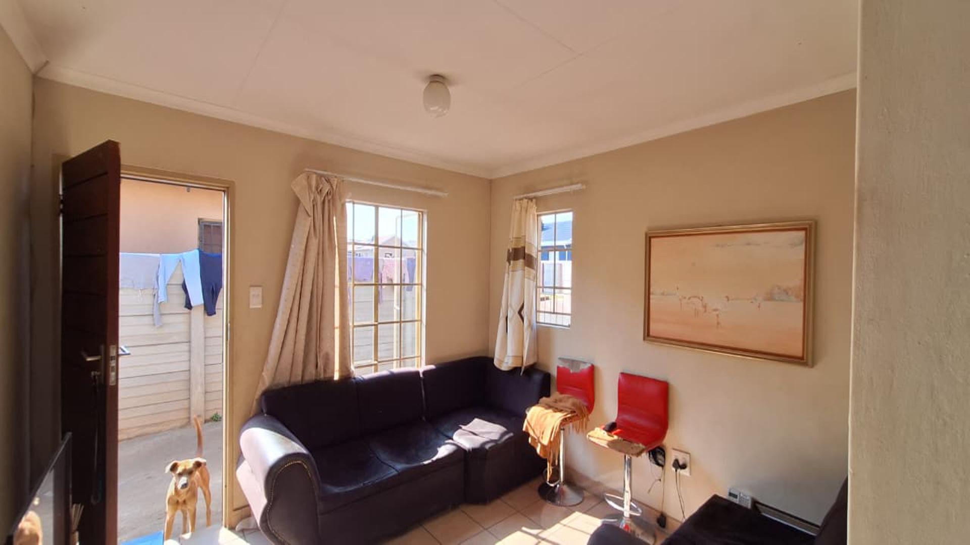 Lounges - 13 square meters of property in Palm Ridge