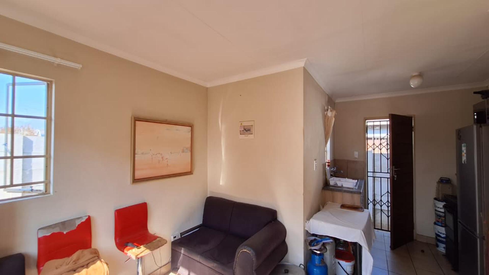 Lounges - 13 square meters of property in Palm Ridge
