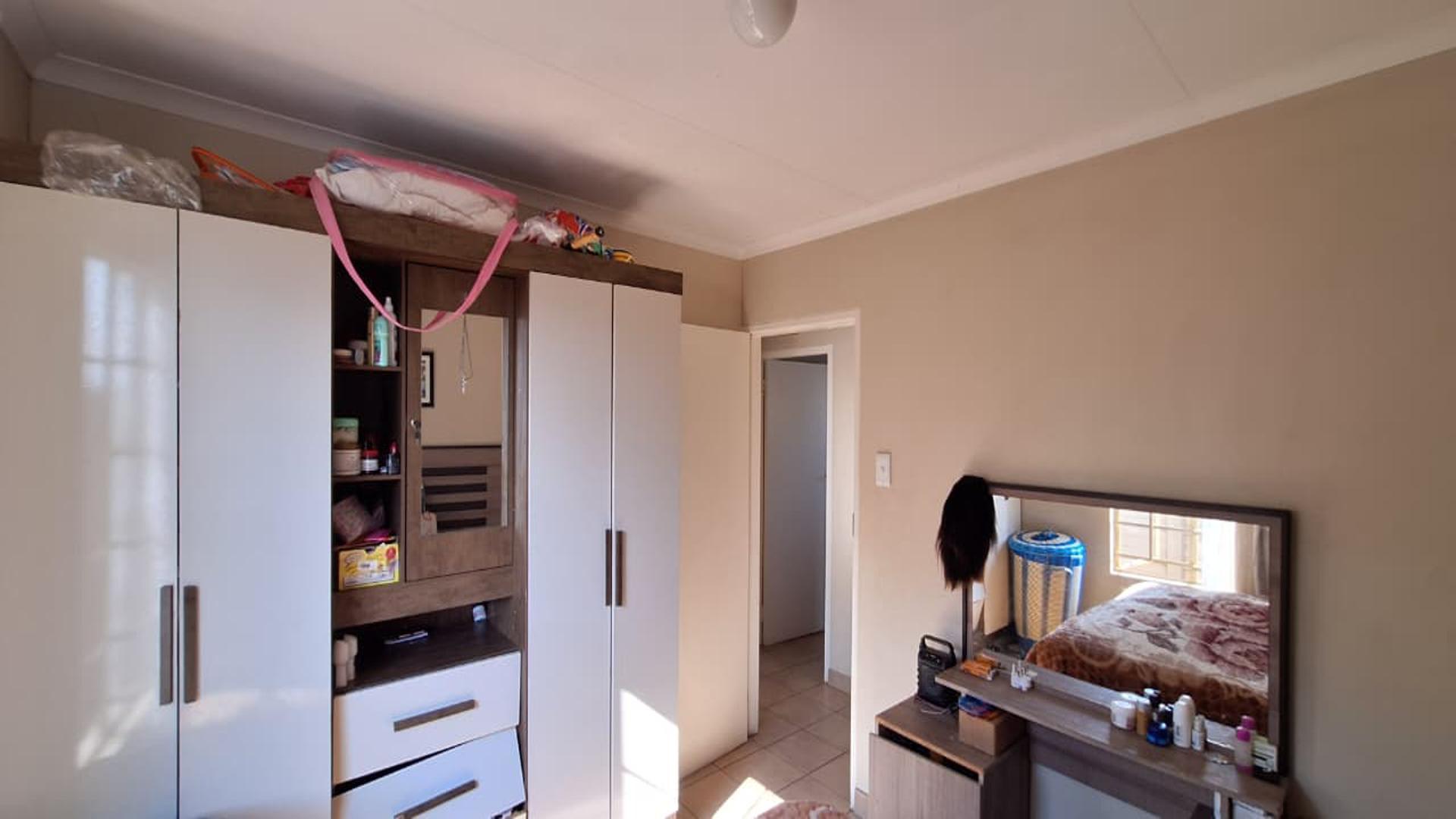 Bed Room 1 - 12 square meters of property in Palm Ridge