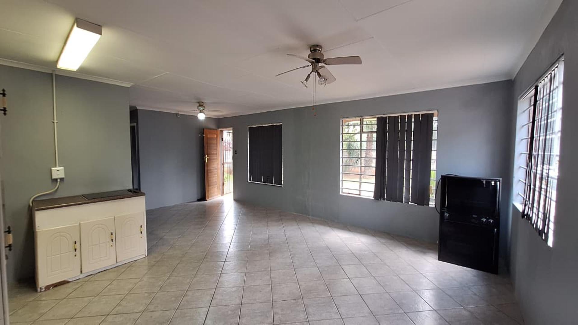 Lounges - 26 square meters of property in Brakpan