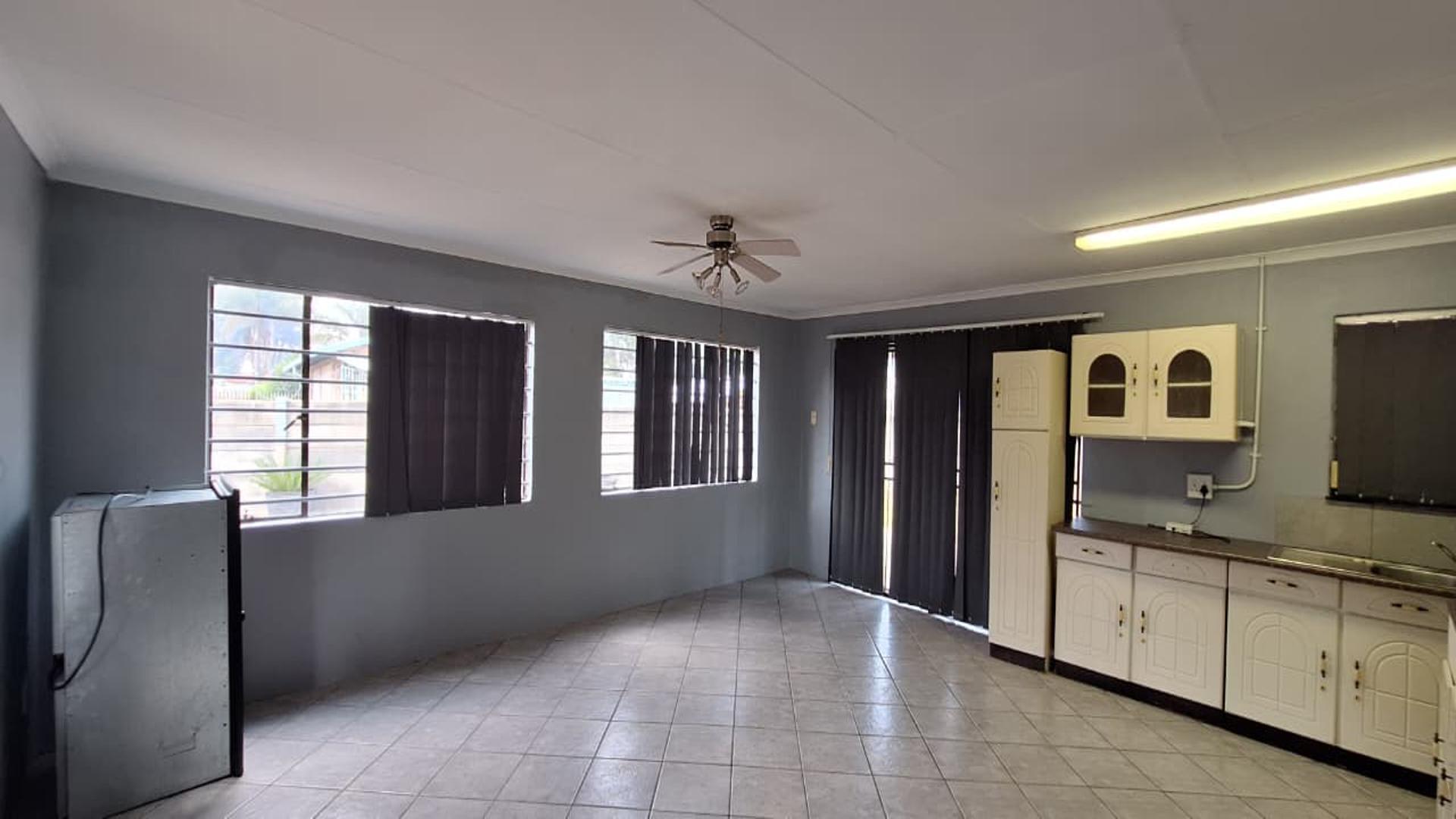 Lounges - 26 square meters of property in Brakpan