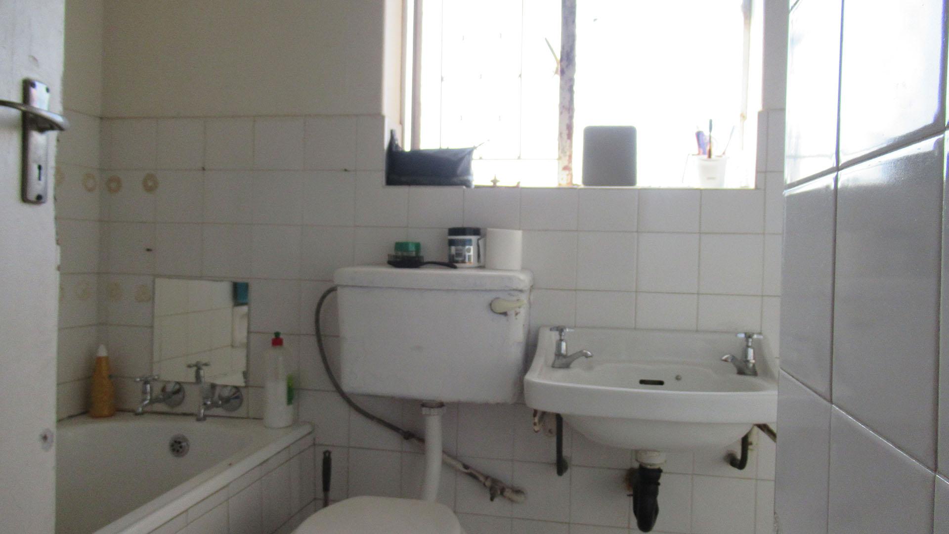 Bathroom 1 - 5 square meters of property in Forest Hill - JHB