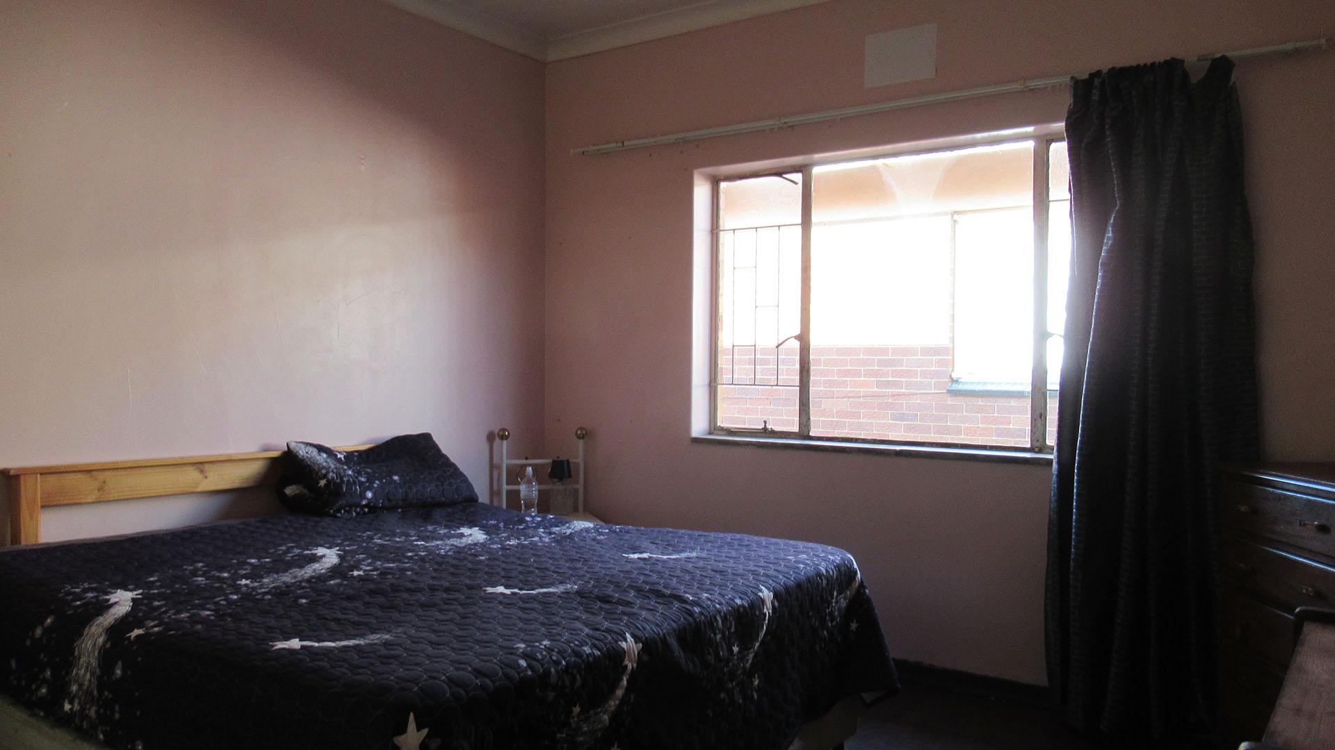 Bed Room 2 - 20 square meters of property in Forest Hill - JHB
