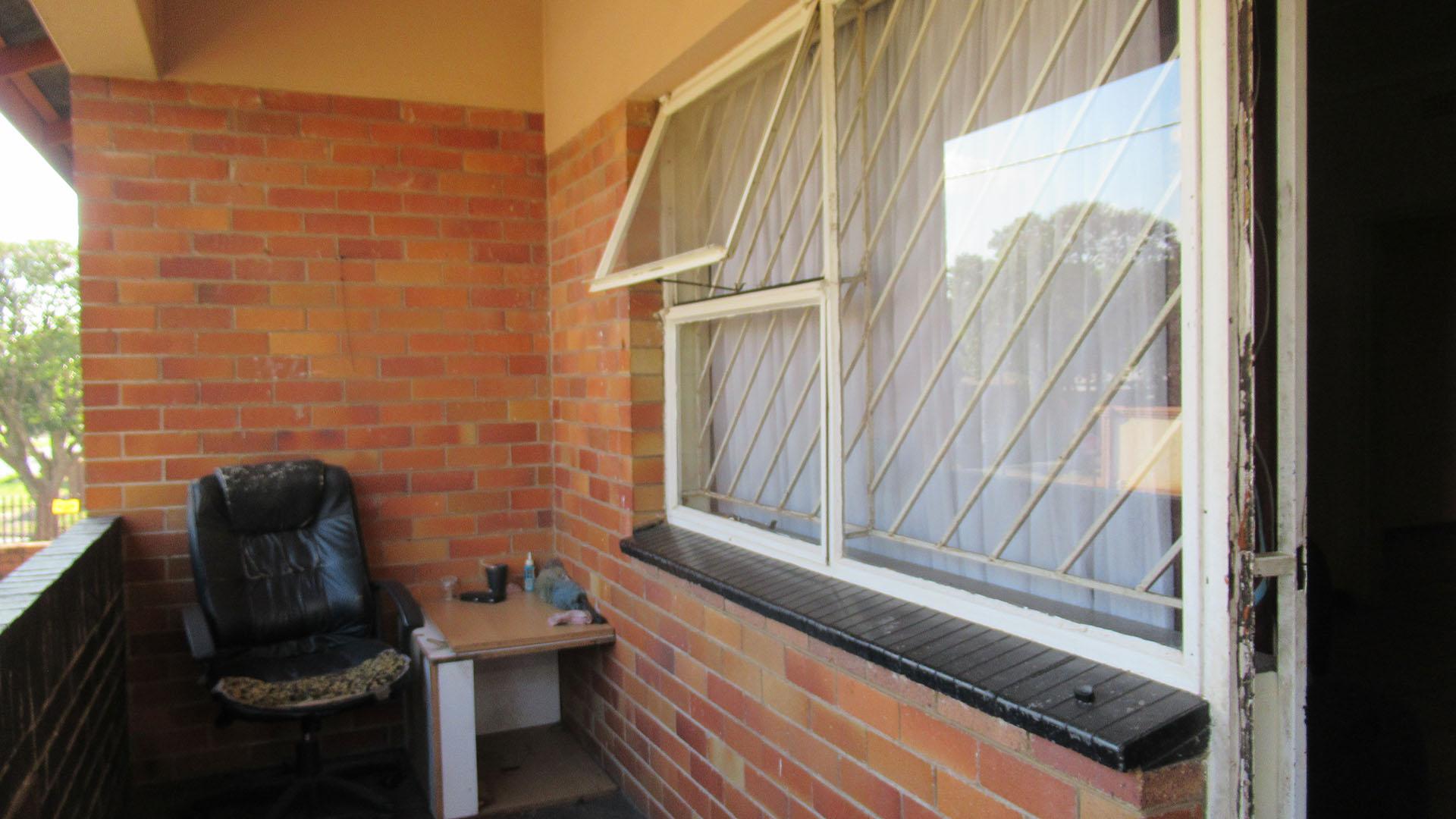 Balcony - 9 square meters of property in Forest Hill - JHB